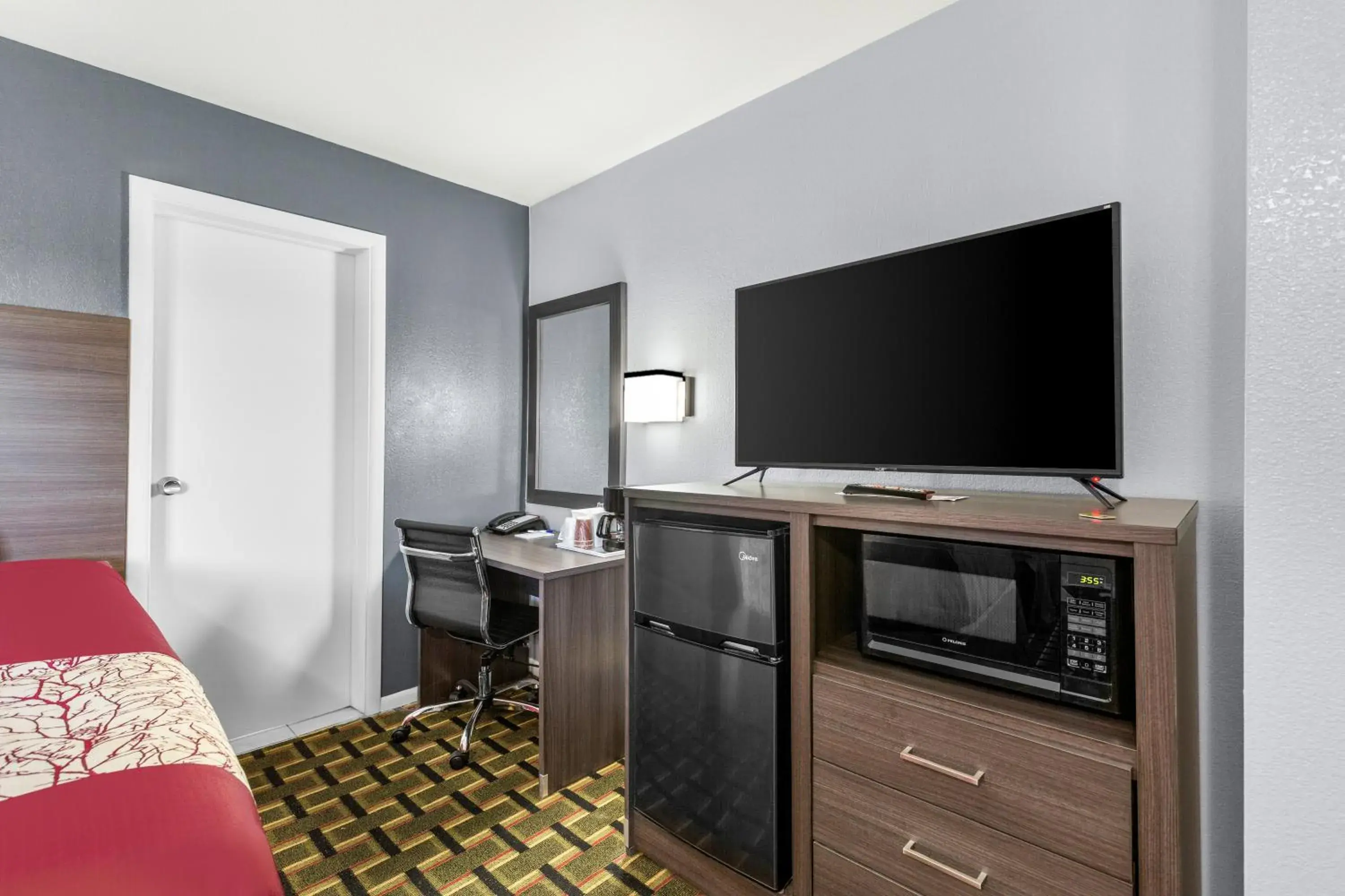 Bed in Americas Best Value Inn Belleville Bed in Americas Best Value Inn Belleville