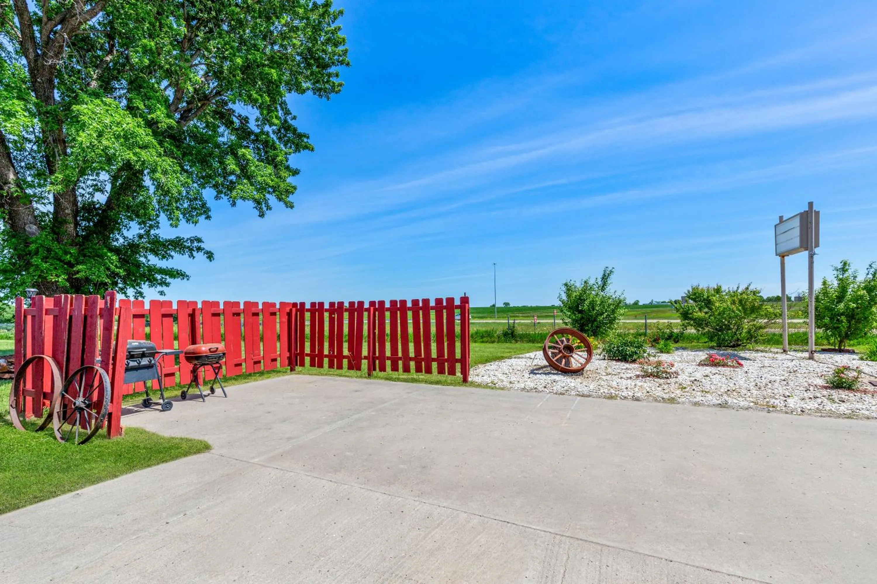 BBQ facilities in Americas Best Value Inn Belleville