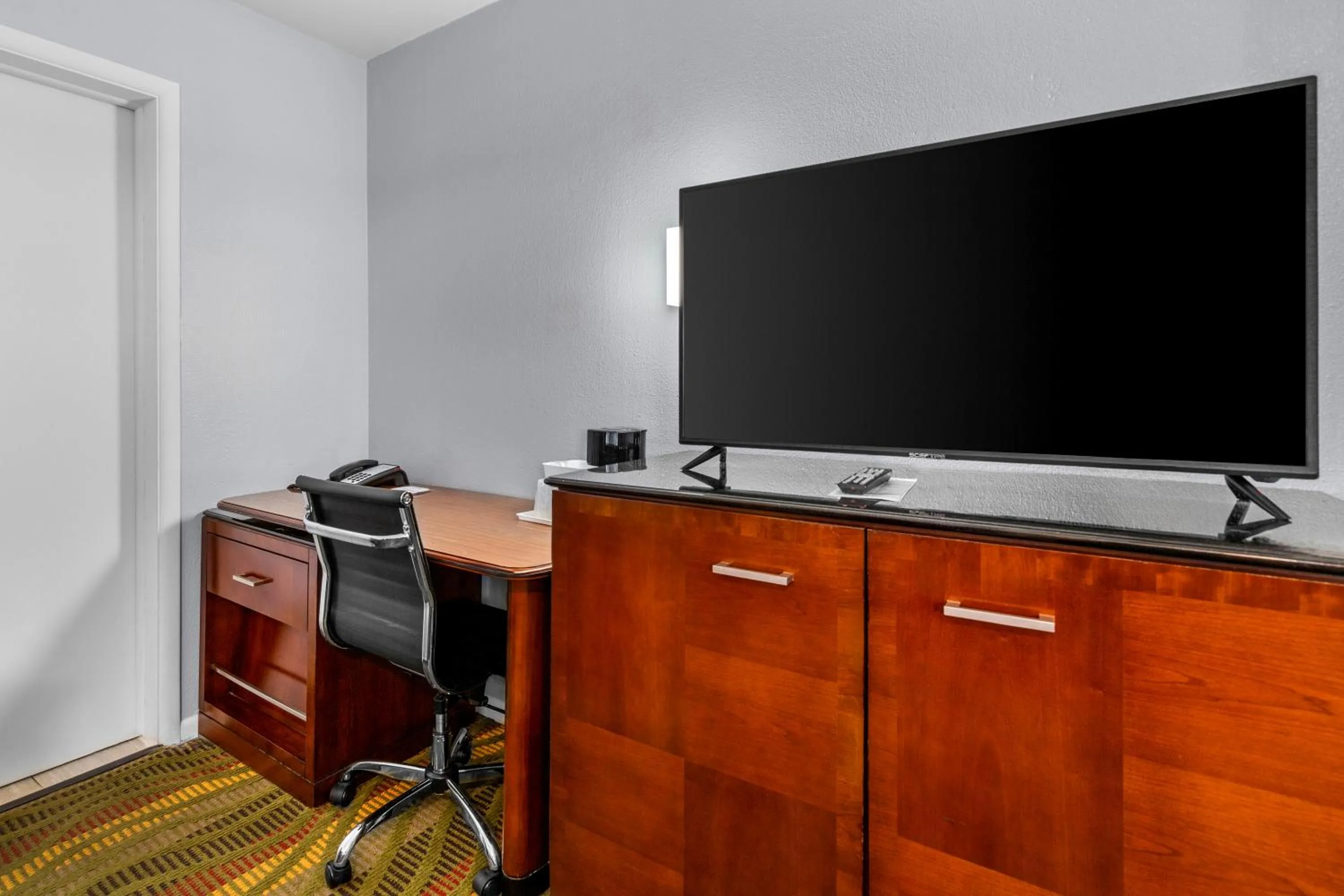 TV and multimedia in Americas Best Value Inn Belleville