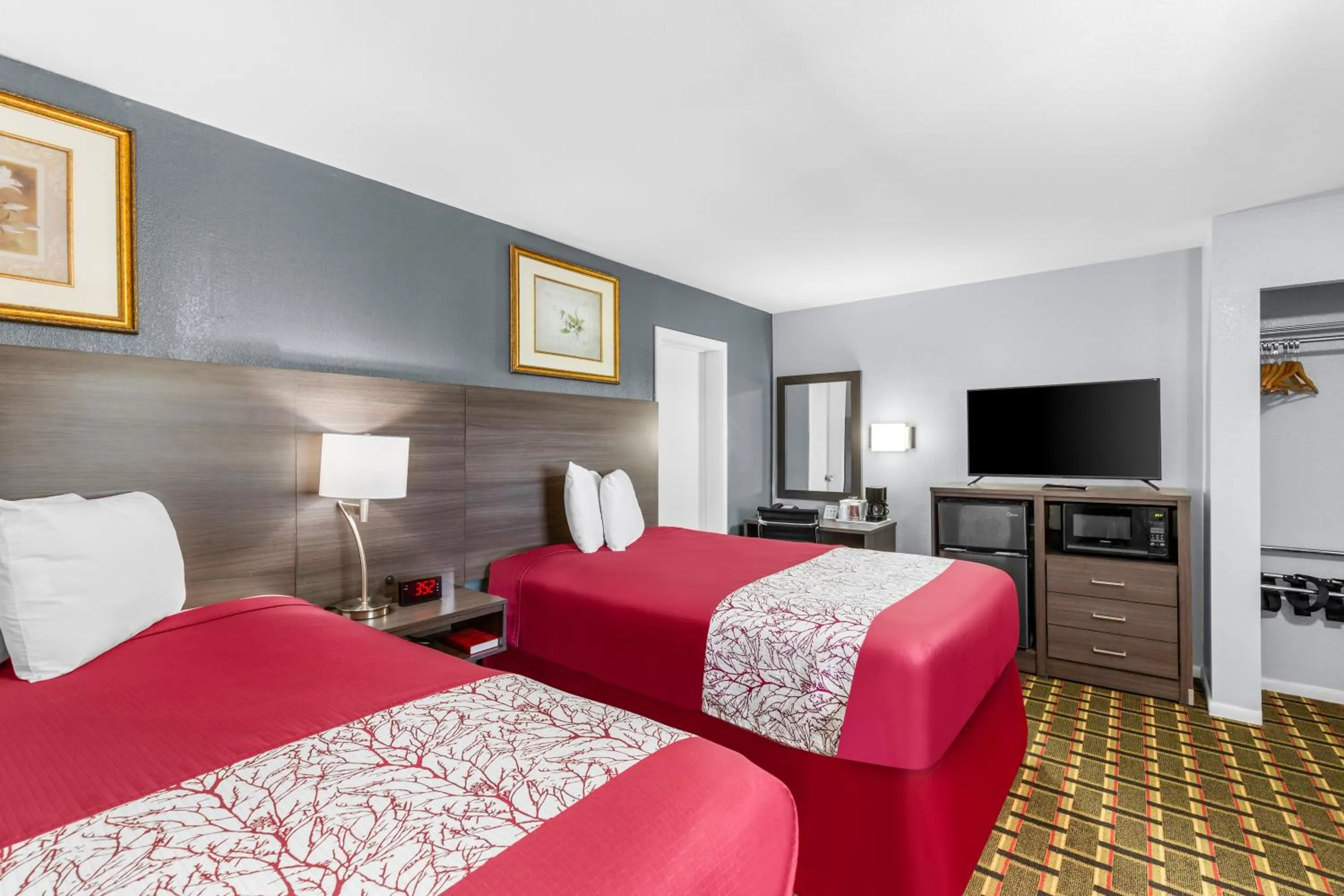 Bed in Americas Best Value Inn Belleville