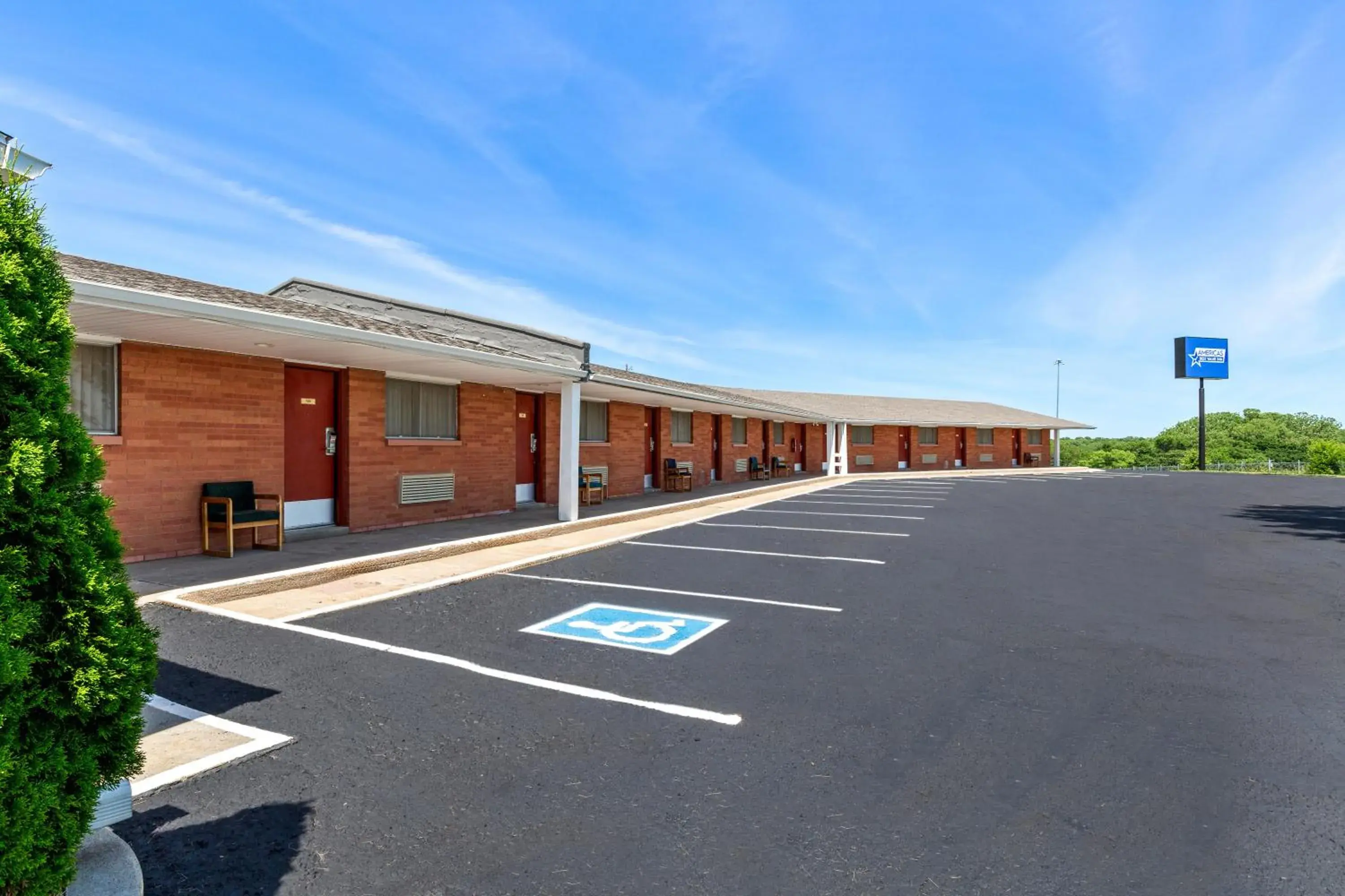 Property building in Americas Best Value Inn Belleville Property building in Americas Best Value Inn Belleville