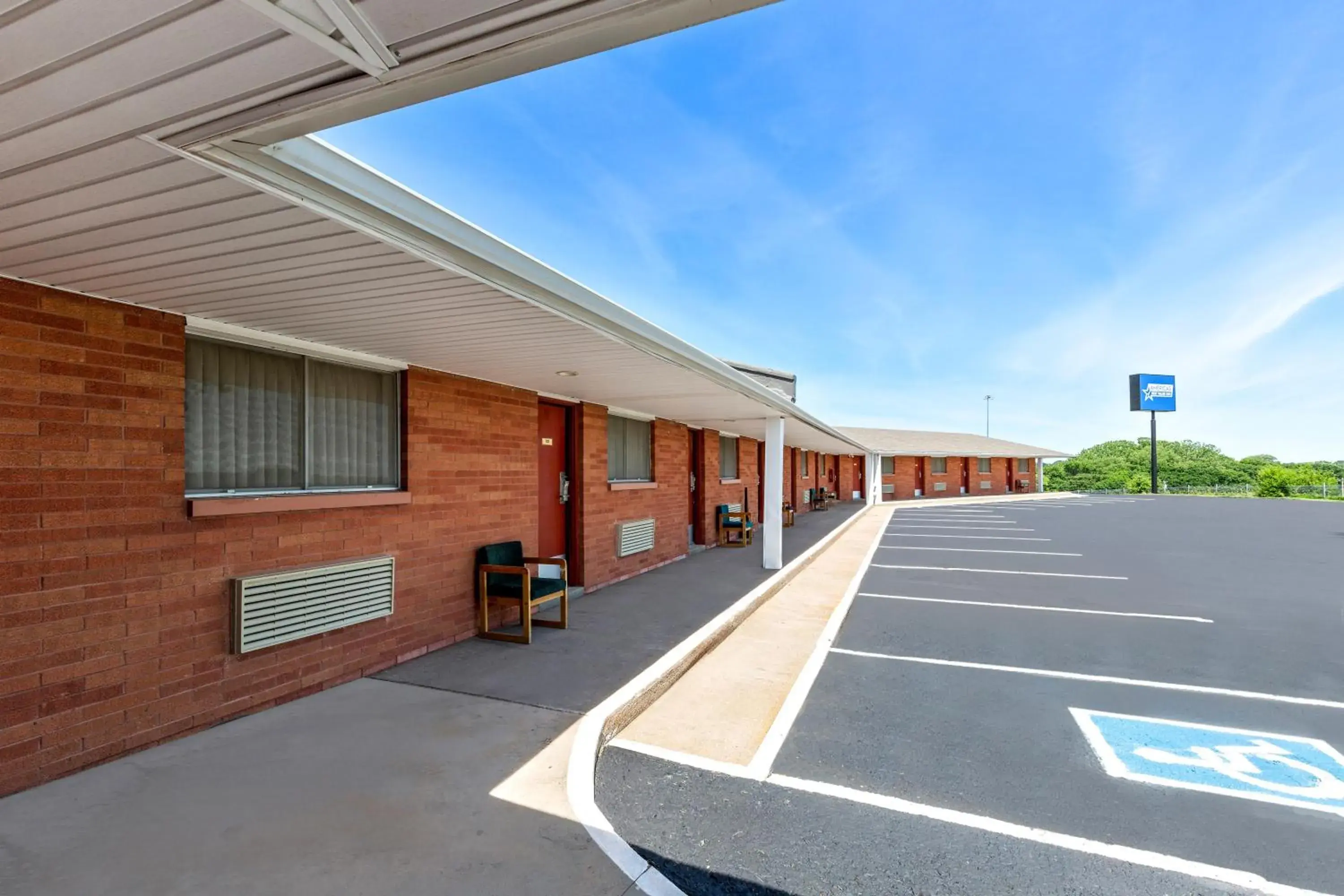 Property building in Americas Best Value Inn Belleville Property building in Americas Best Value Inn Belleville