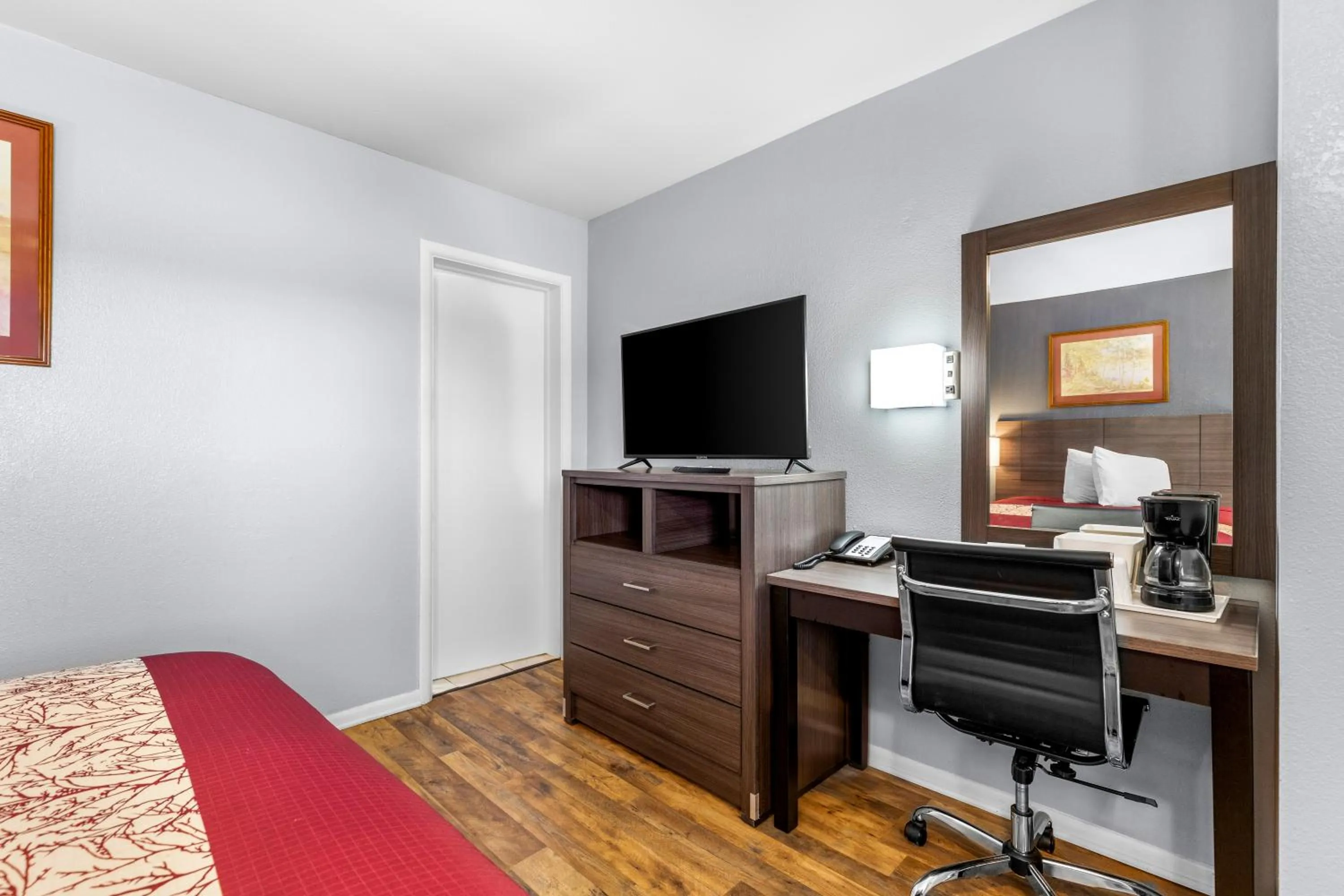 TV and multimedia, Bed in Americas Best Value Inn Belleville