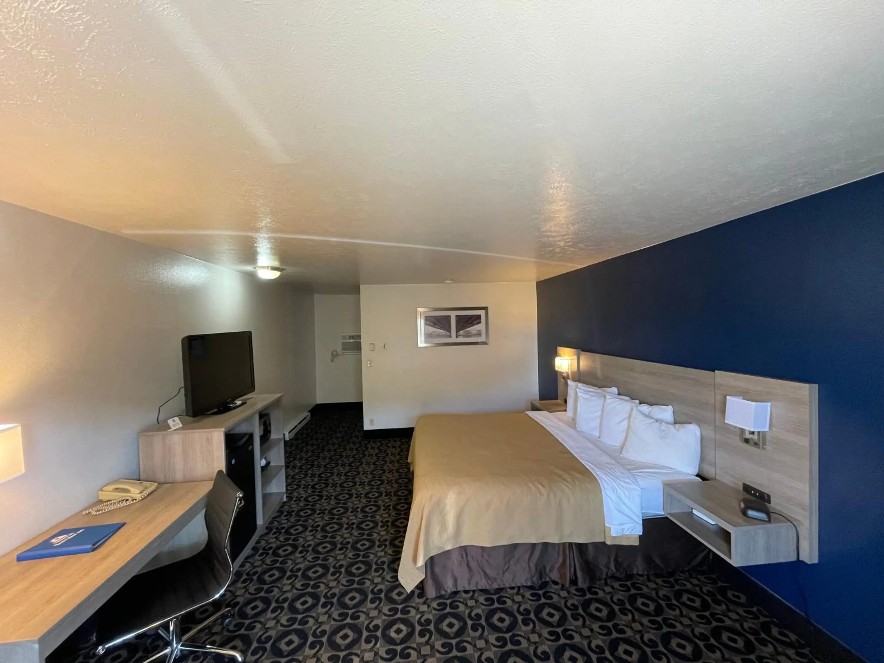 Bed in Americas Best Value Inn Roosevelt/Ballard Bed in Americas Best Value Inn Roosevelt/Ballard