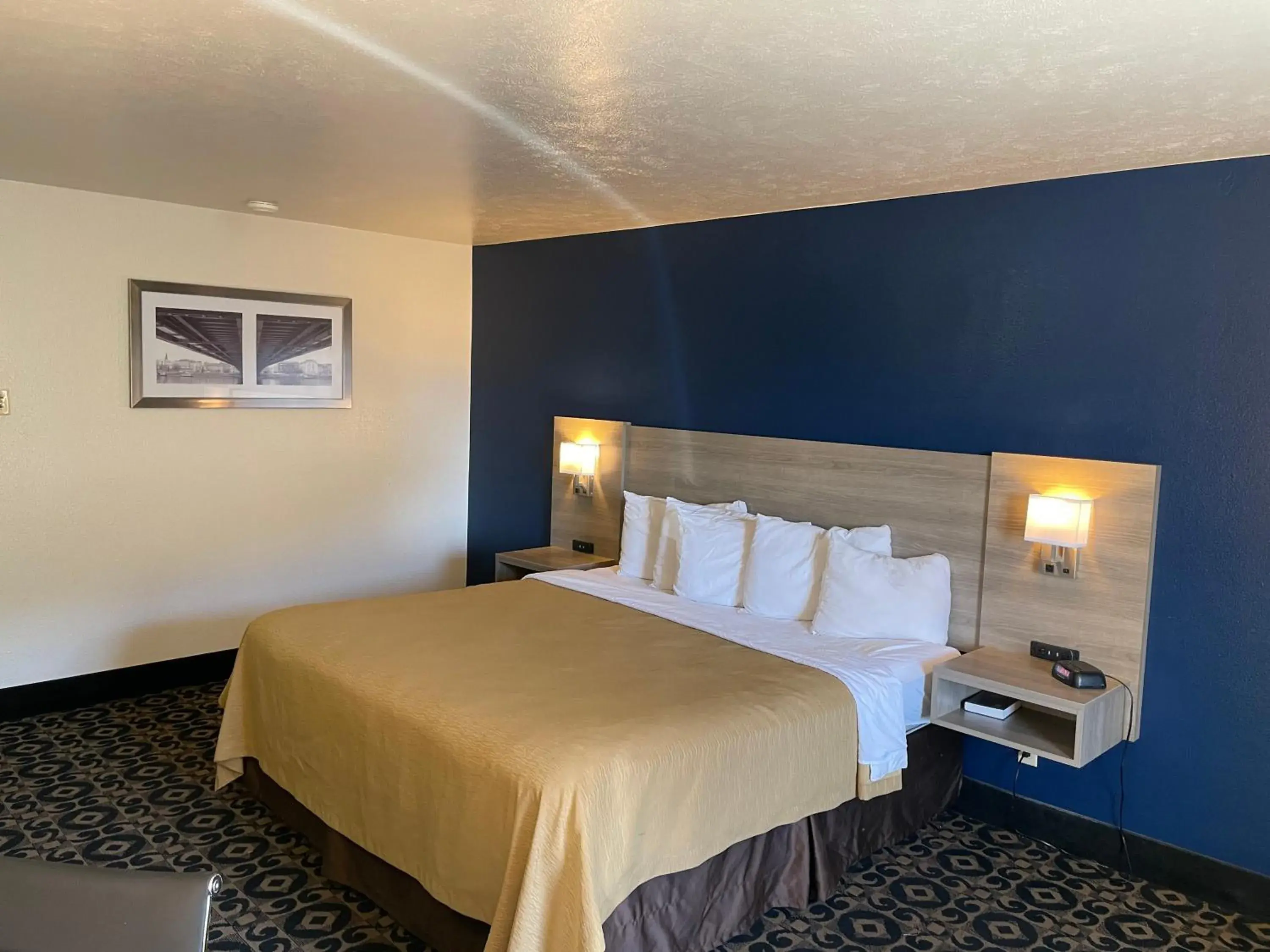 Bed in Americas Best Value Inn Roosevelt/Ballard Bed in Americas Best Value Inn Roosevelt/Ballard