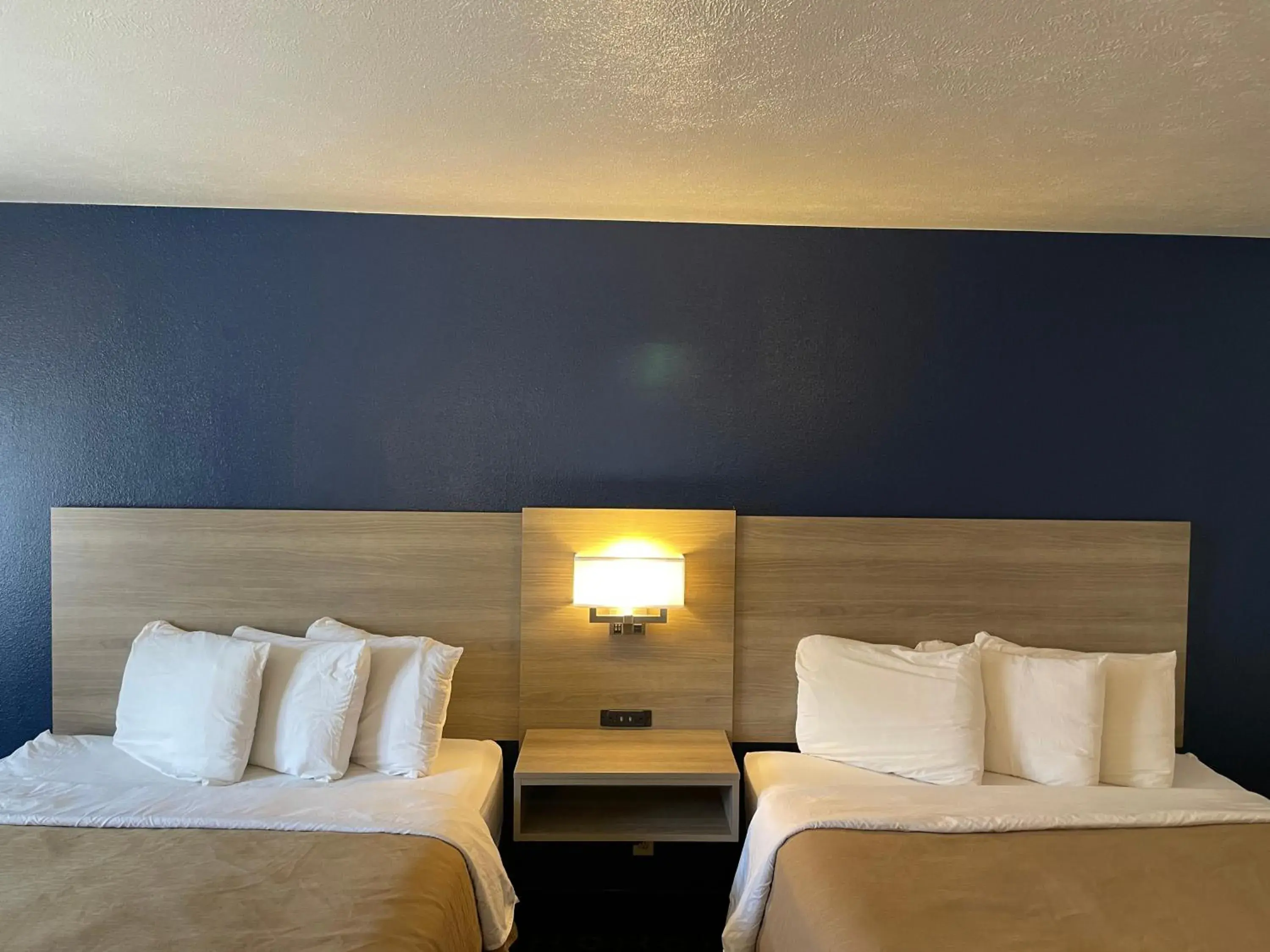 Bed in Americas Best Value Inn Roosevelt/Ballard Bed in Americas Best Value Inn Roosevelt/Ballard