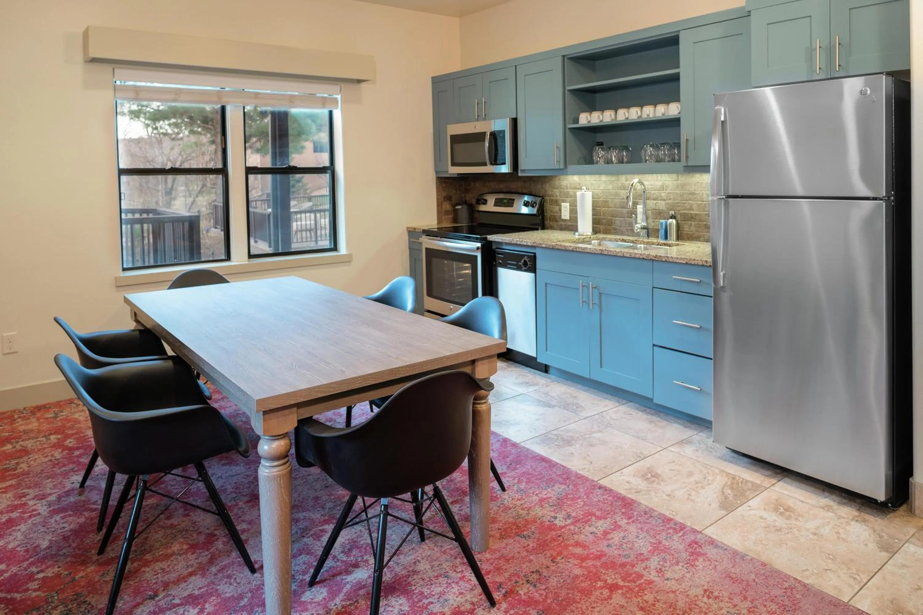 Kitchen or kitchenette in Cliffrose Springdale, Curio Collection By Hilton