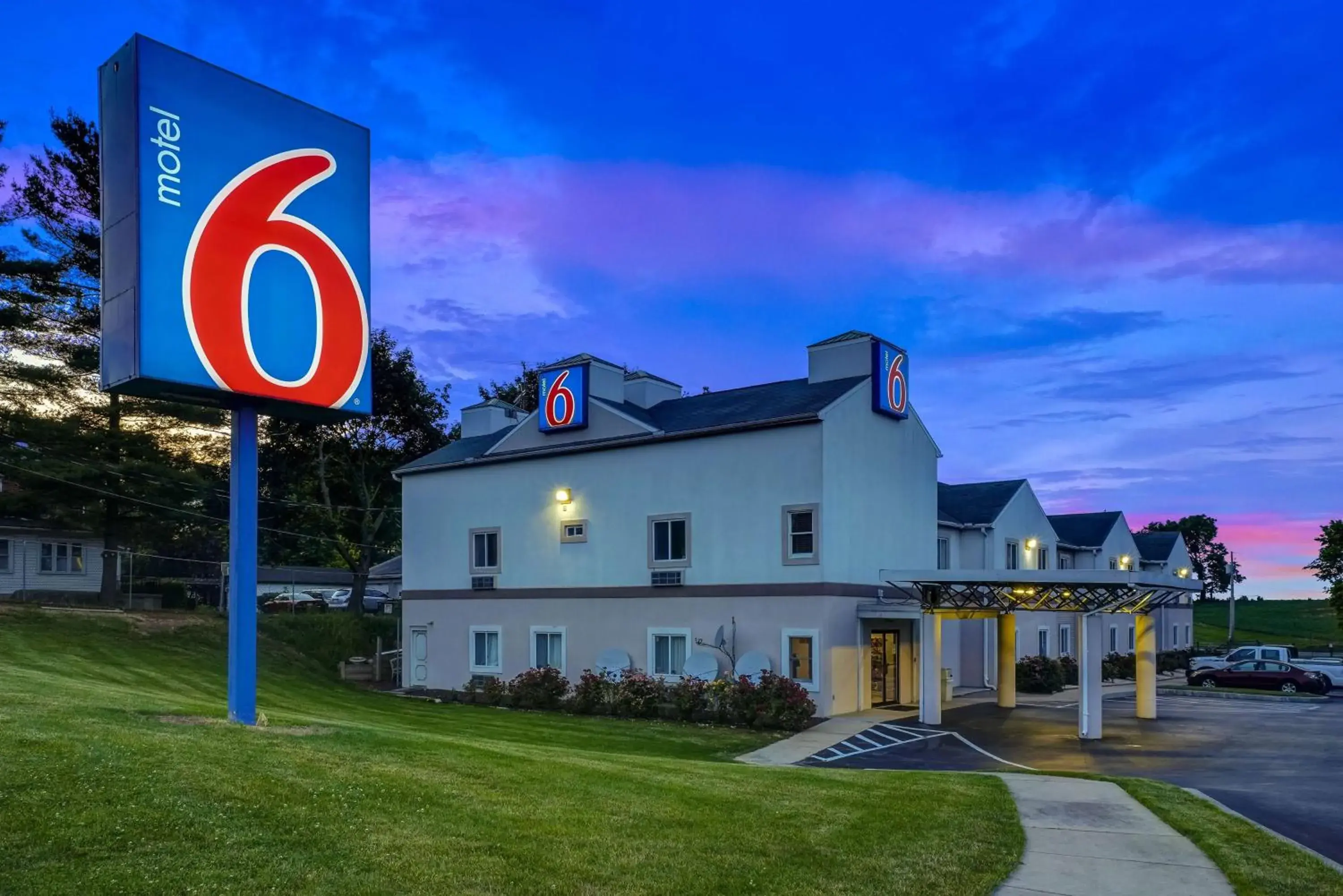 Property building in Motel 6-Gordonville, PA - Lancaster PA Property building in Motel 6-Gordonville, PA - Lancaster PA