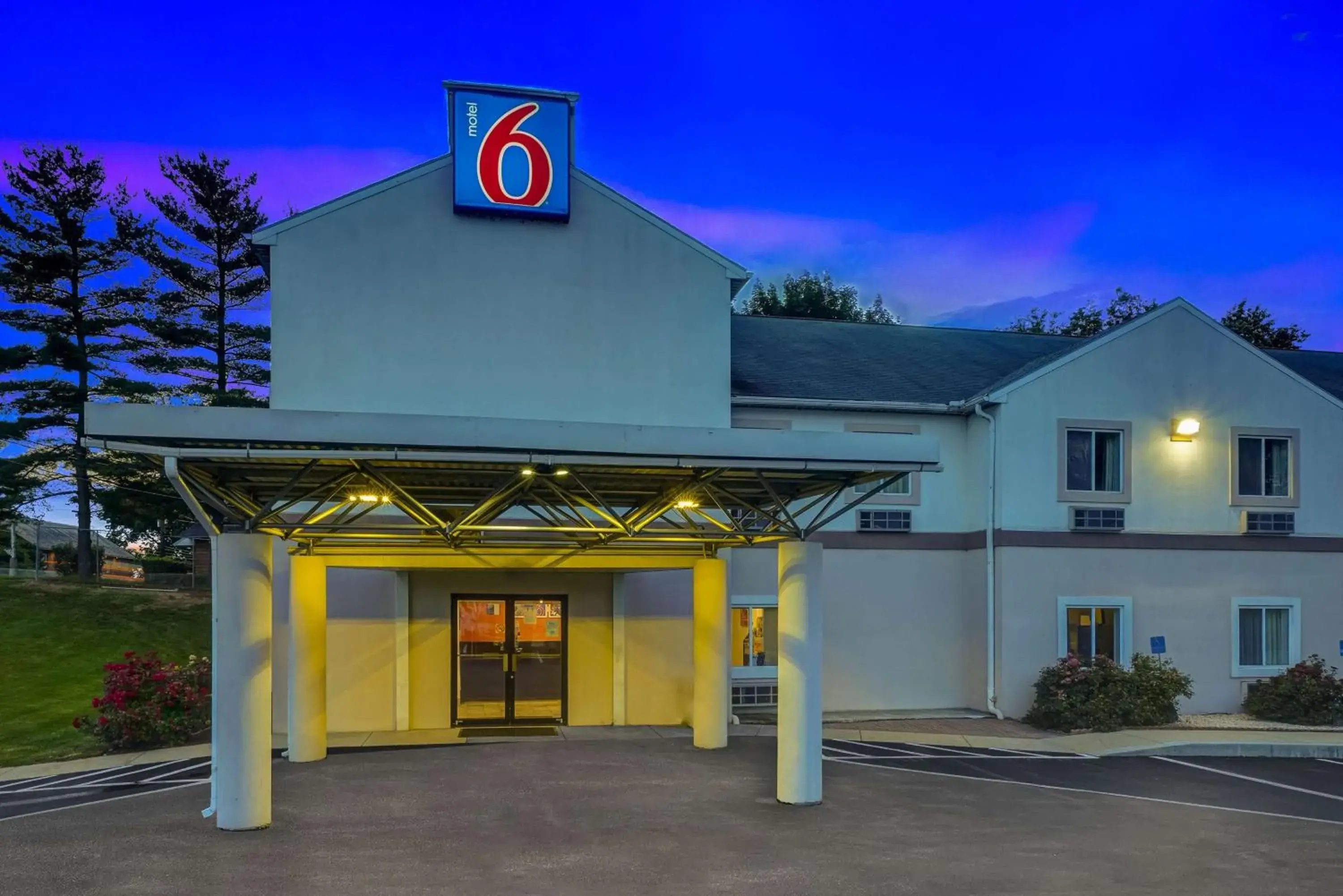 Property building in Motel 6-Gordonville, PA - Lancaster PA Property building in Motel 6-Gordonville, PA - Lancaster PA