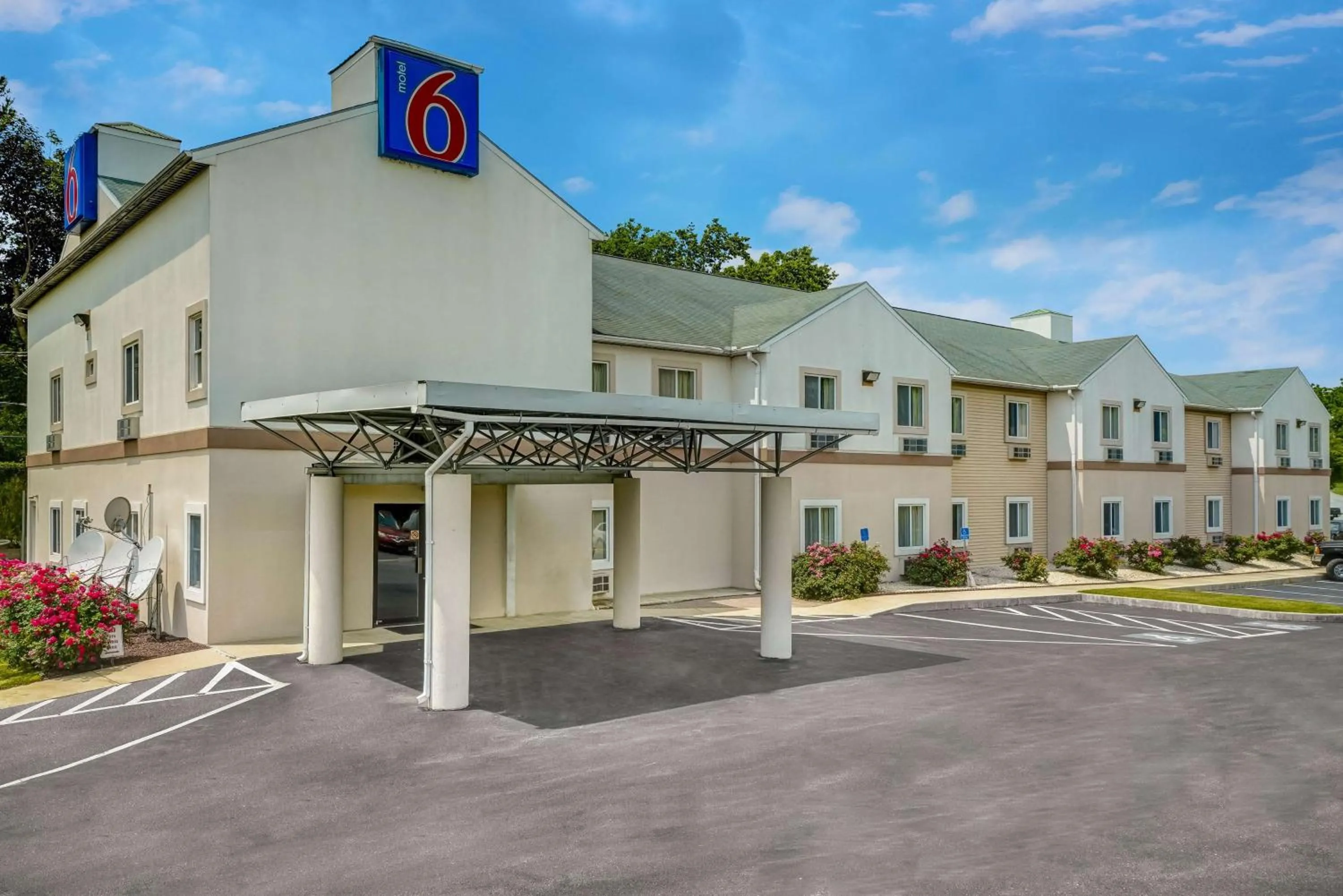 Property building in Motel 6-Gordonville, PA - Lancaster PA