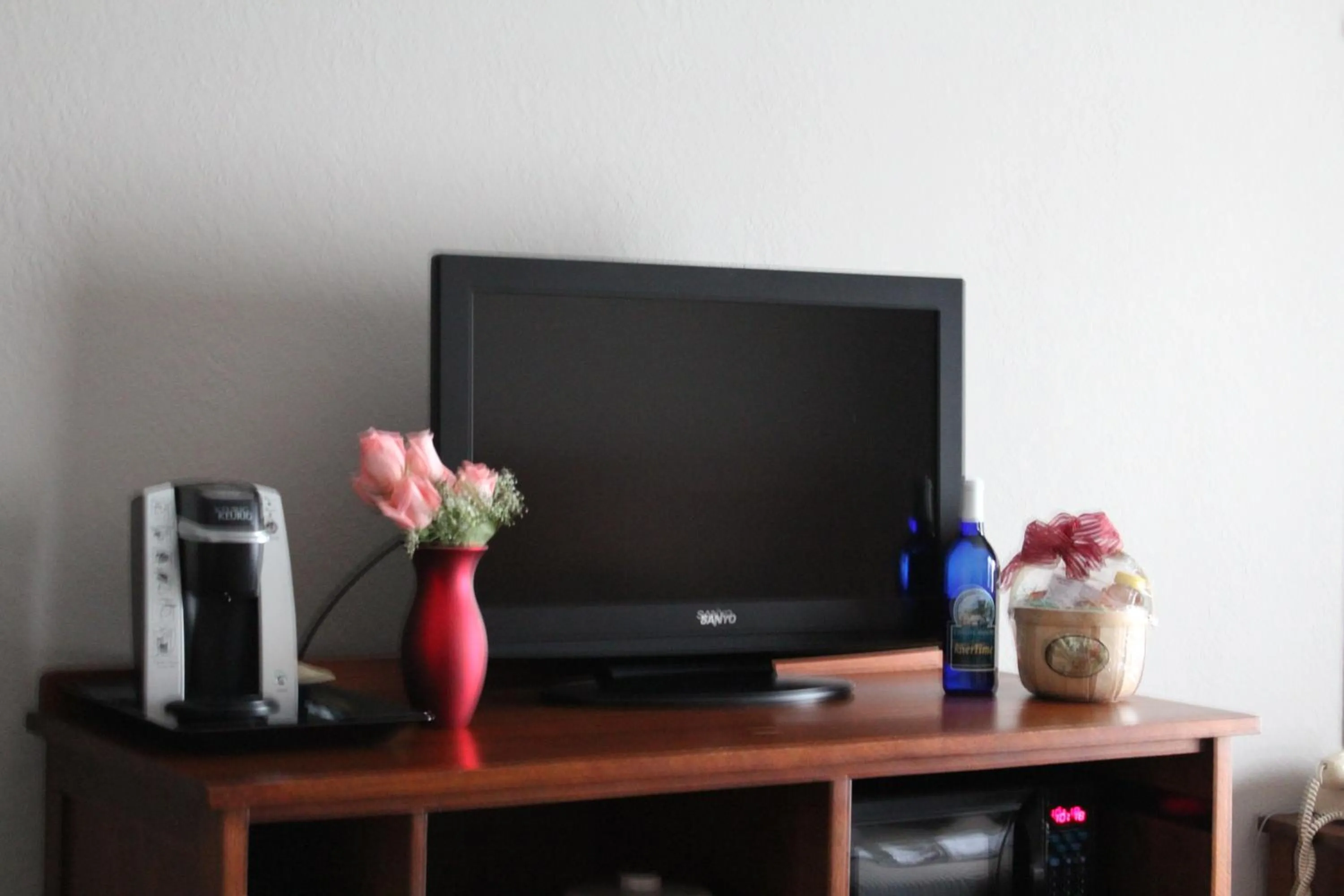 TV and multimedia in Pleasant Night Inn- carthage NY