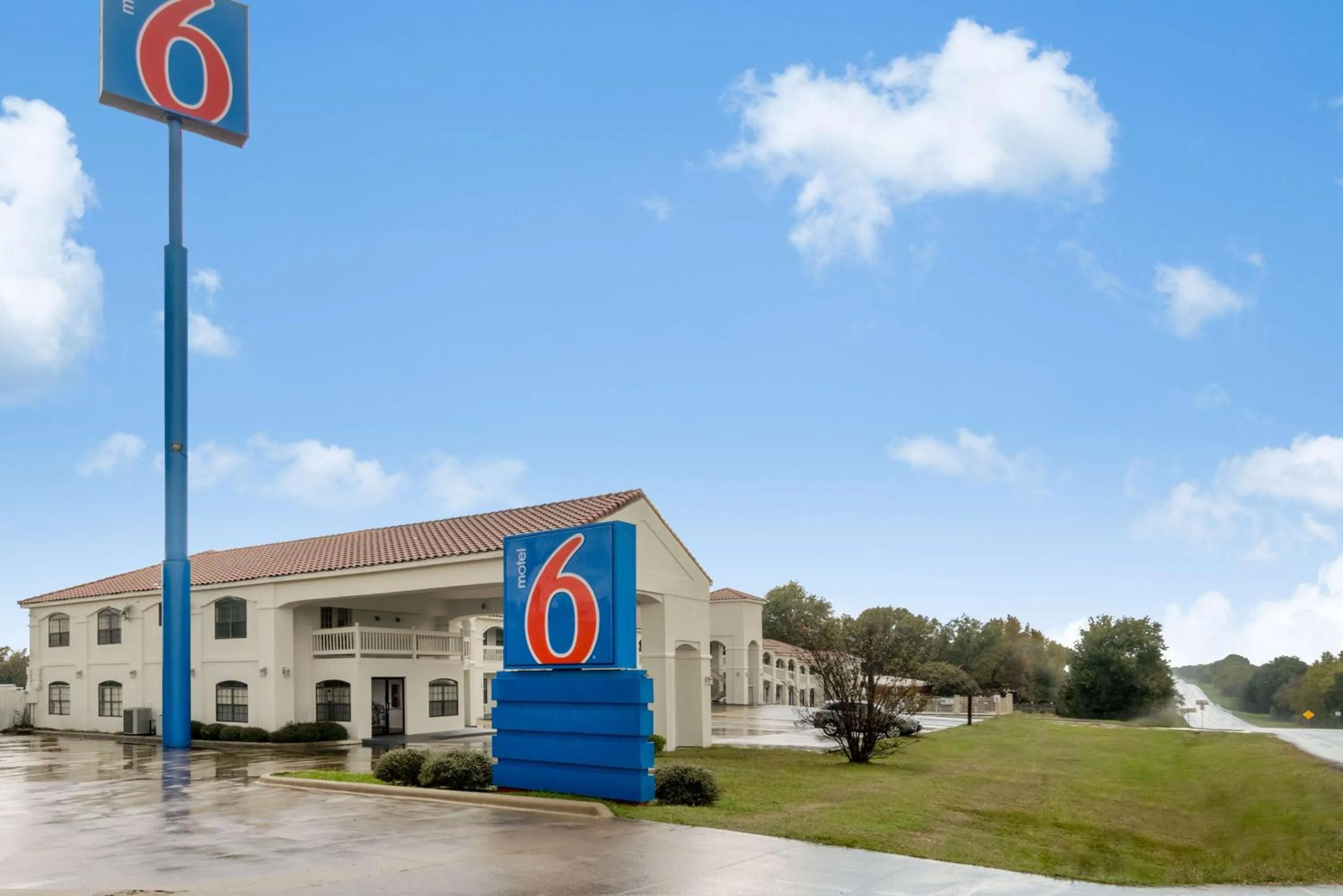 Property building in Motel 6-Canton, TX
