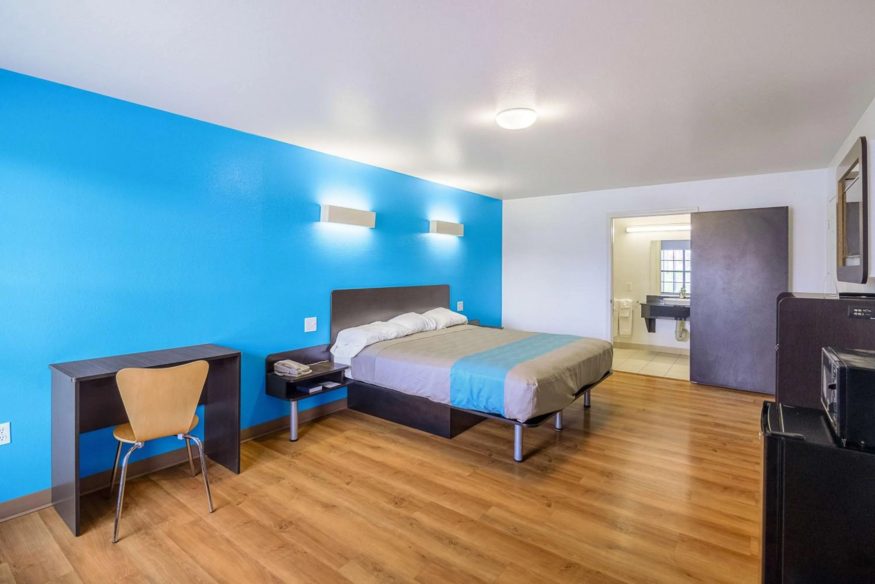 TV and multimedia, Bed in Motel 6-Canton, TX