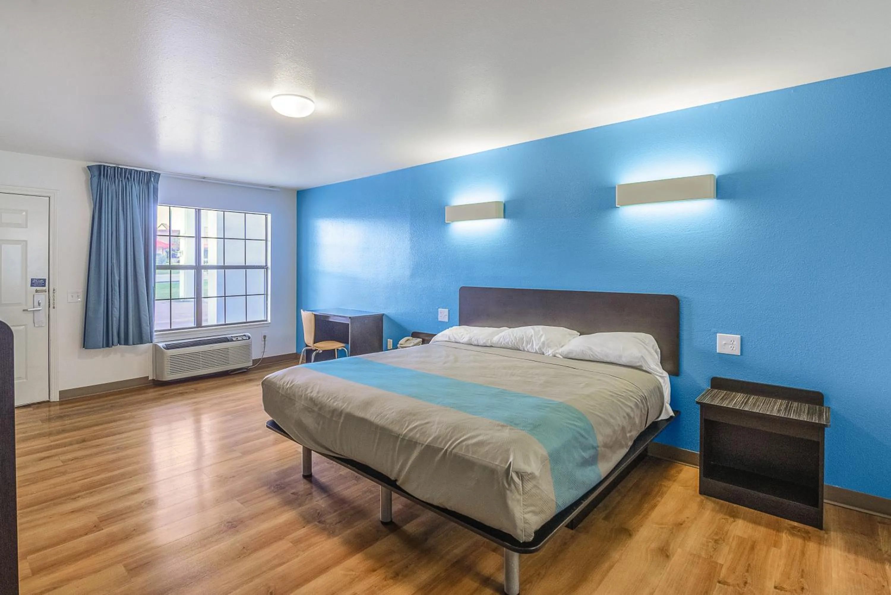 Bedroom, Bed in Motel 6-Canton, TX