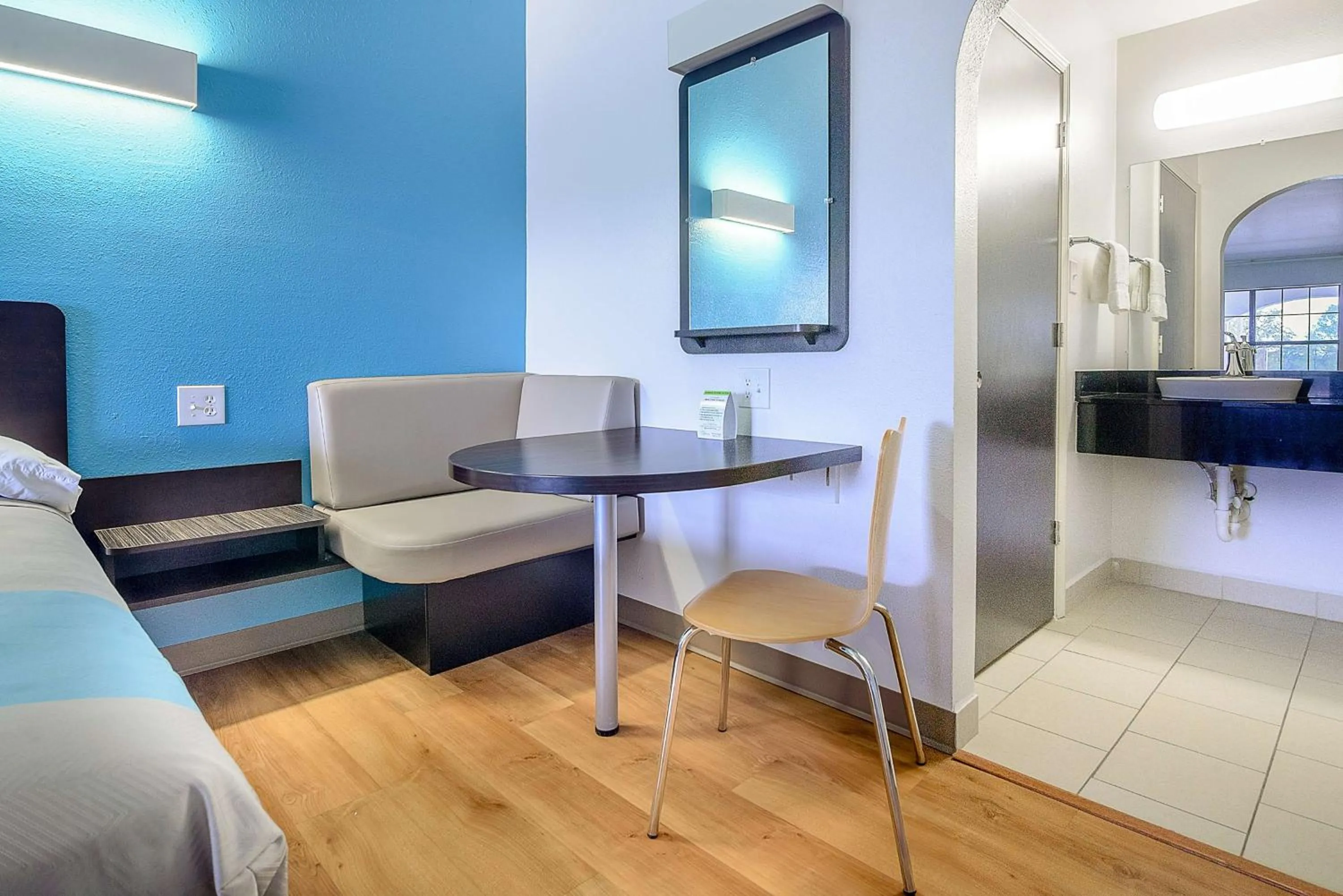 TV and multimedia, Bed in Motel 6-Canton, TX