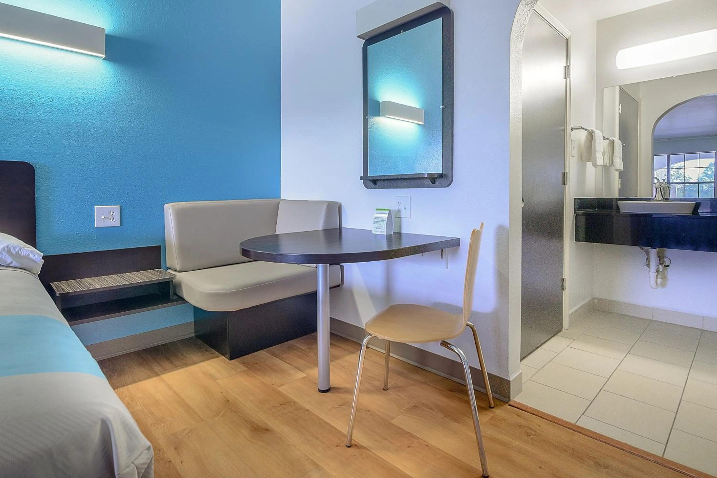 Bedroom, Bed in Motel 6-Canton, TX