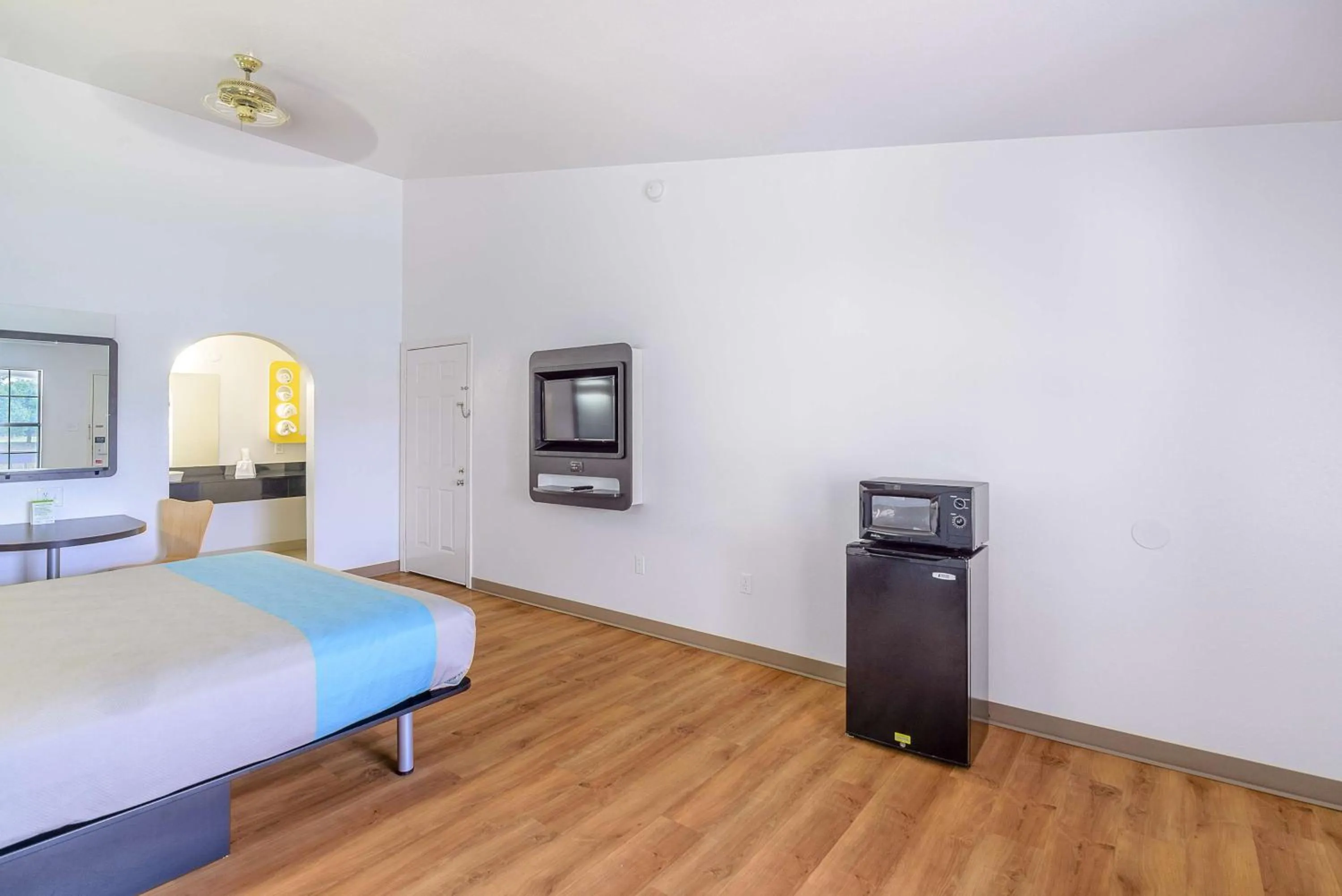 TV and multimedia, Bed in Motel 6-Canton, TX