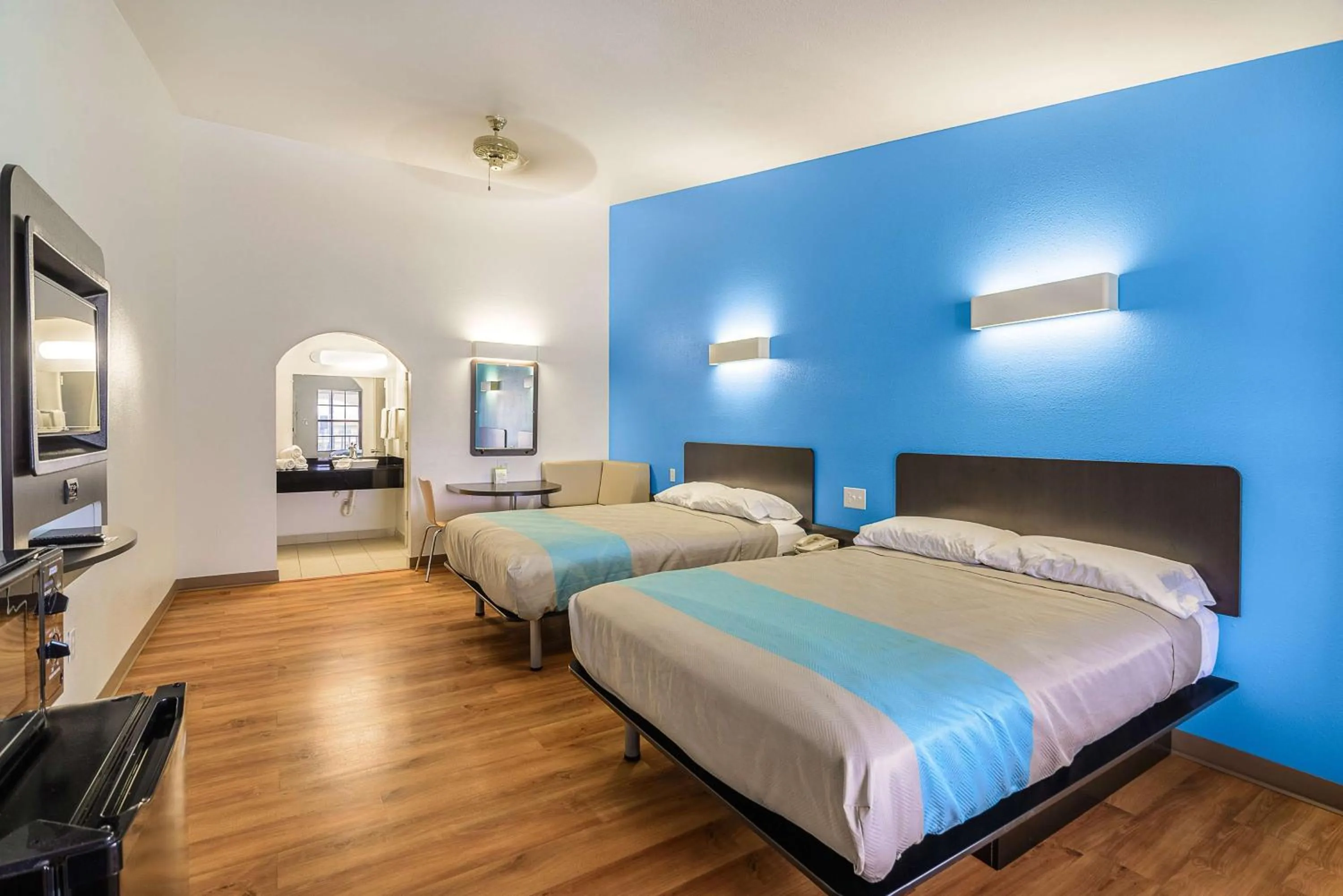 TV and multimedia, Bed in Motel 6-Canton, TX