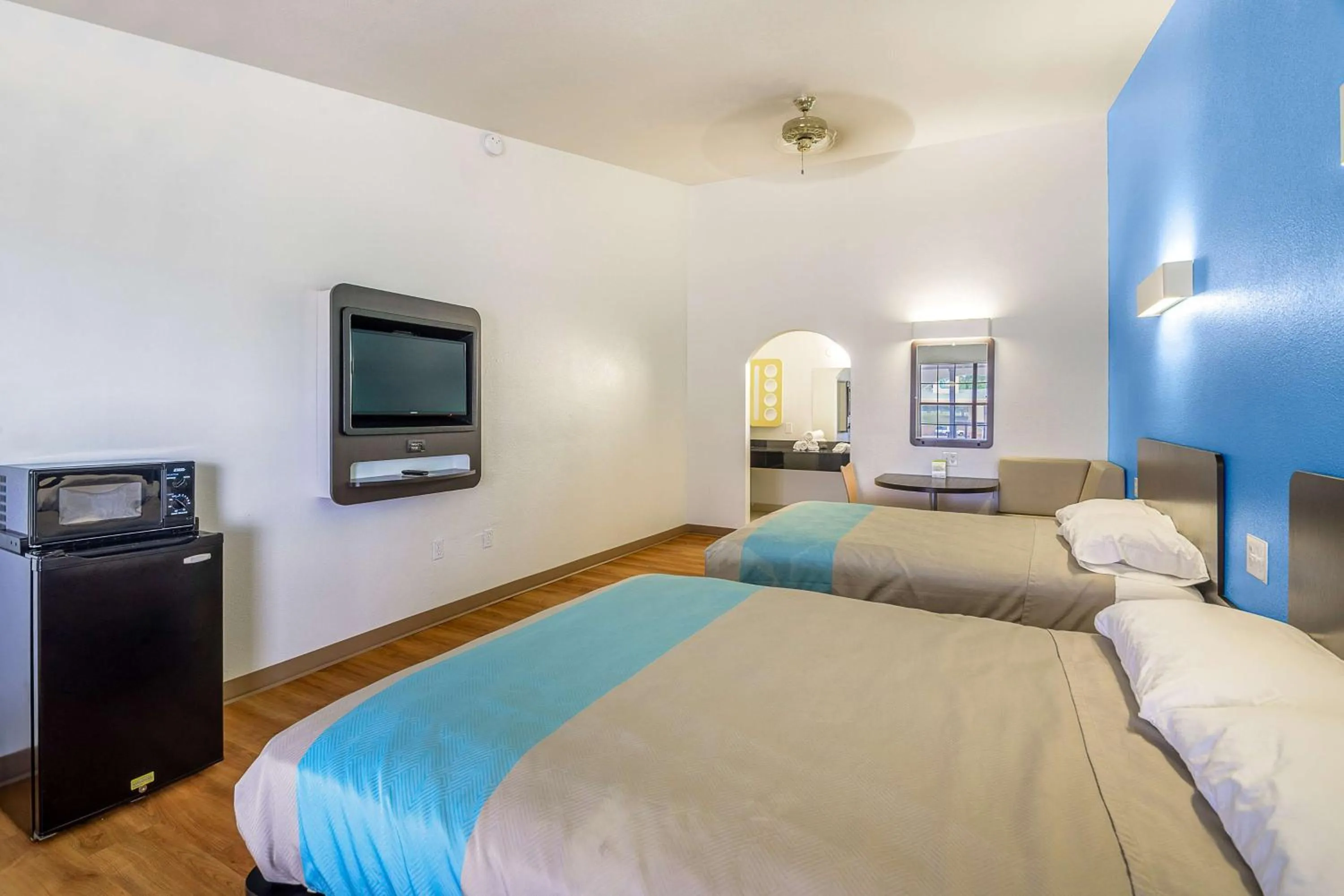 TV and multimedia, Bed in Motel 6-Canton, TX