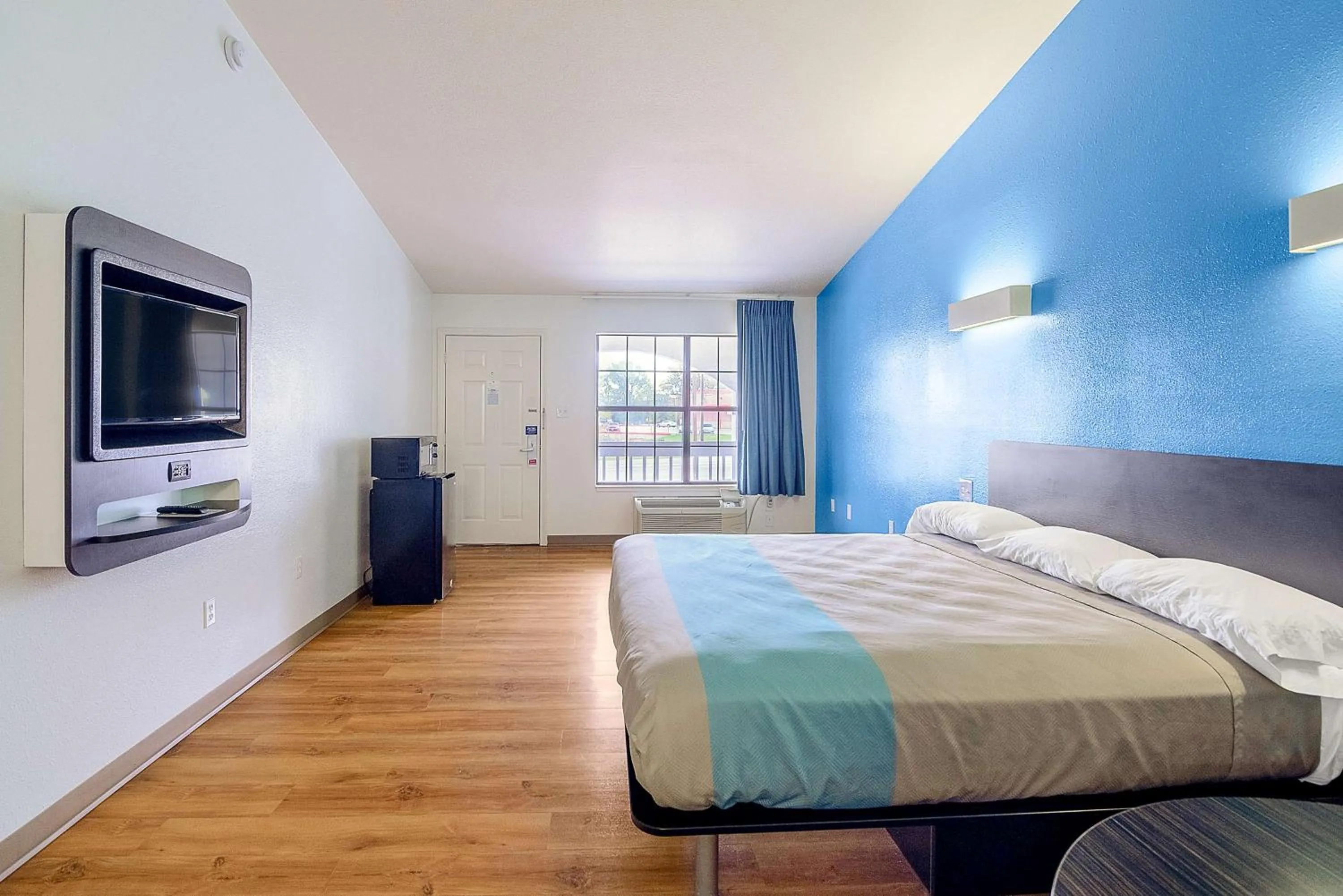 TV and multimedia, Bed in Motel 6-Canton, TX