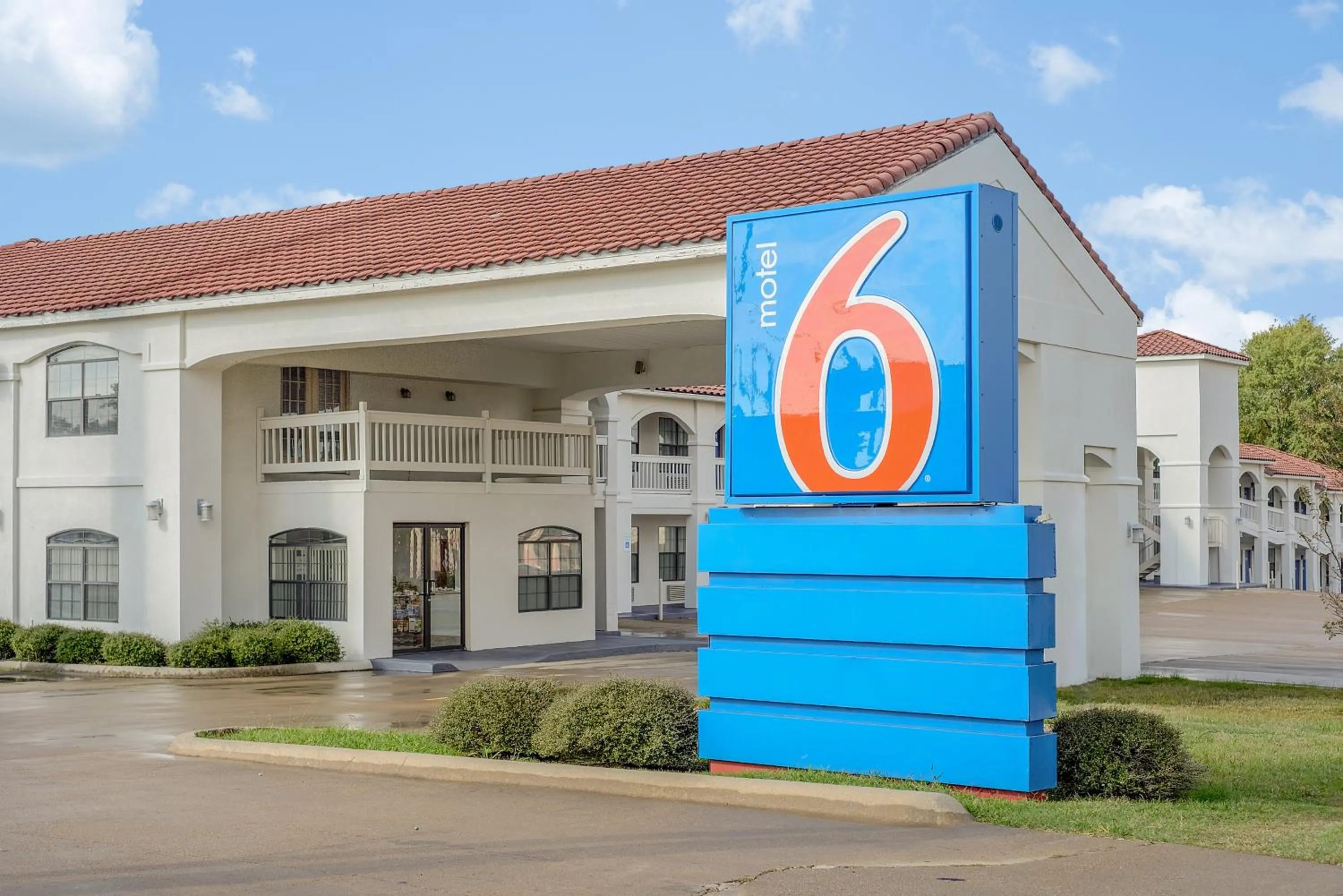 Facade/entrance in Motel 6-Canton, TX