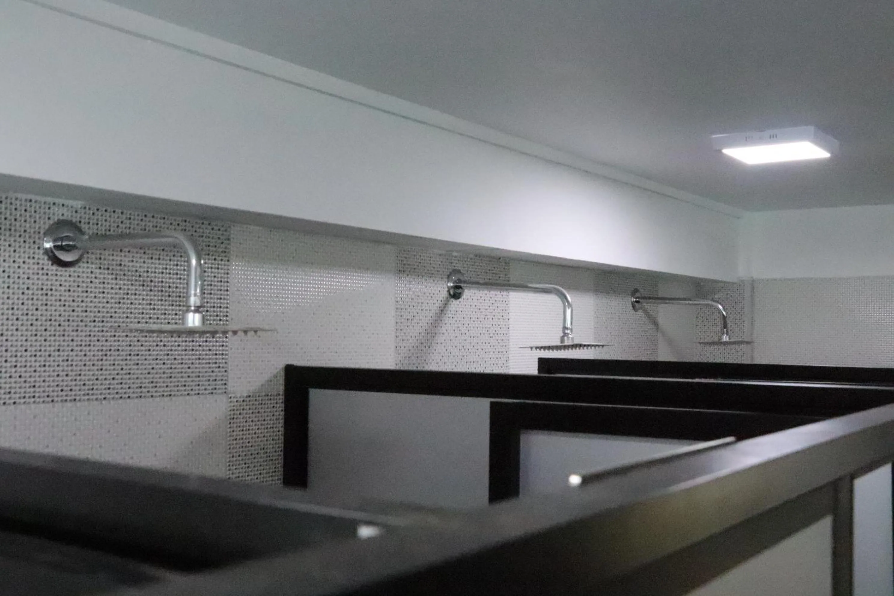 Shower in Miracle Colombo City Hostel