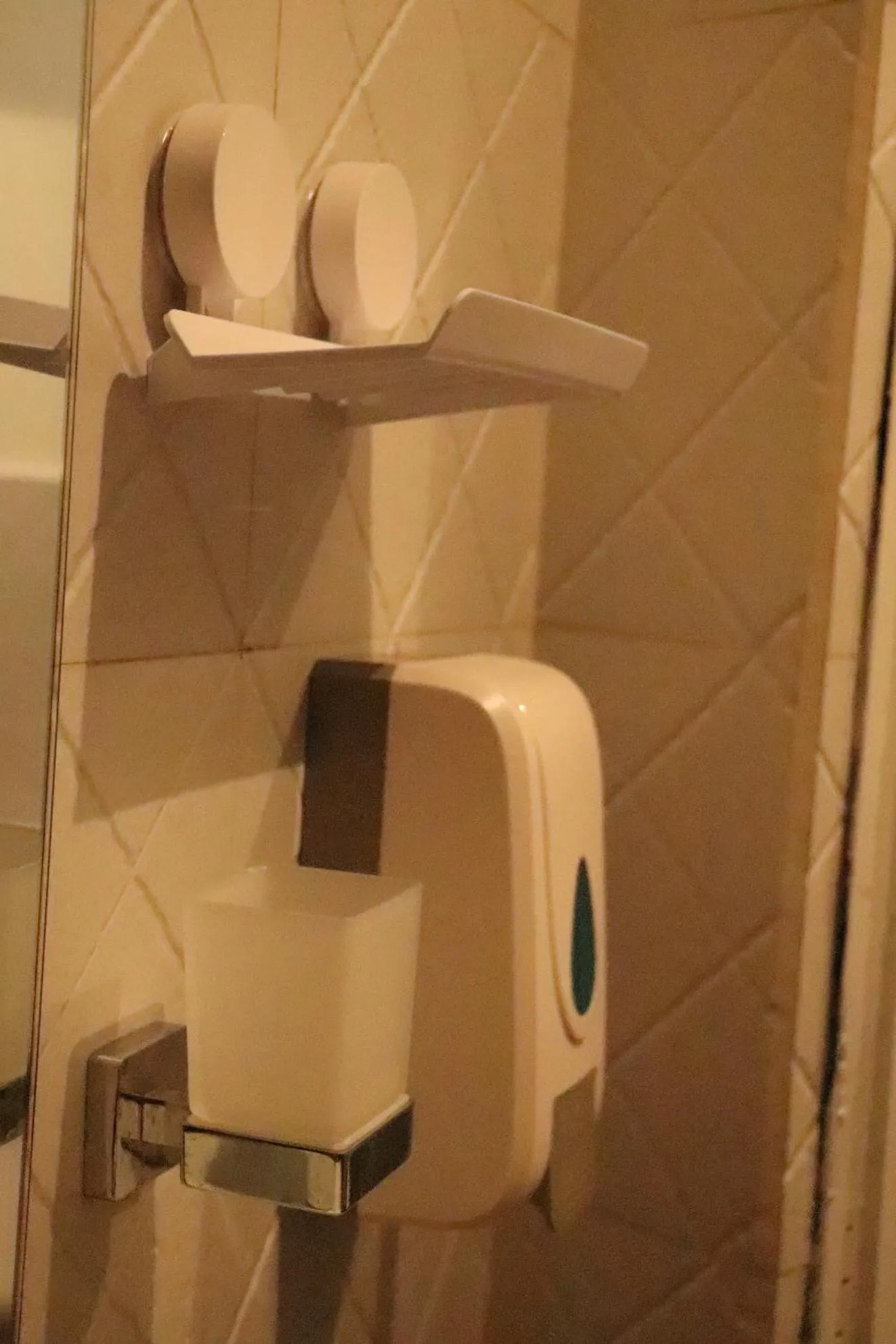 Shower in Miracle Colombo City Hostel