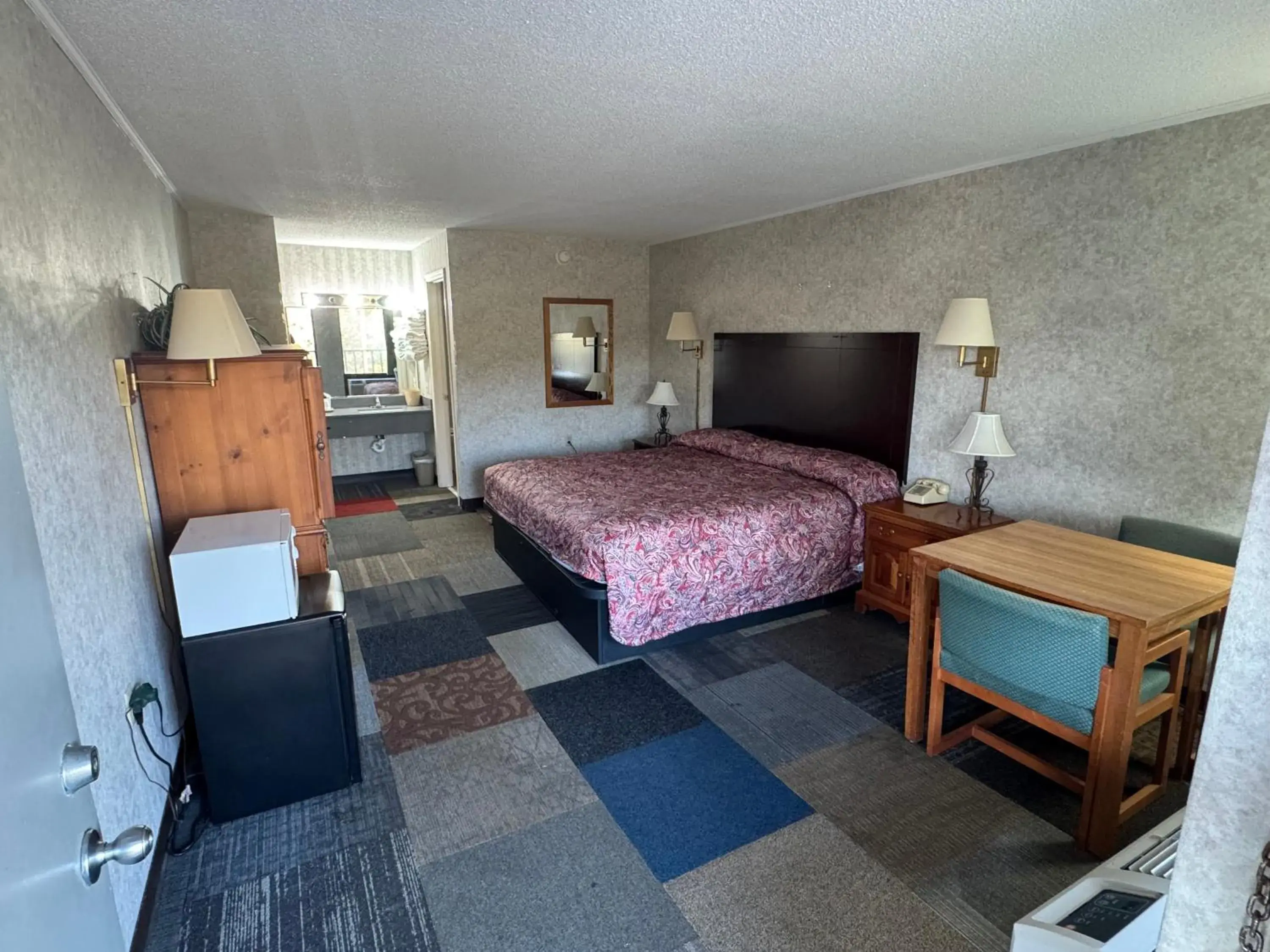 King Room - Non-Smoking in Riverfront Lodge King Room - Non-Smoking in Riverfront Lodge