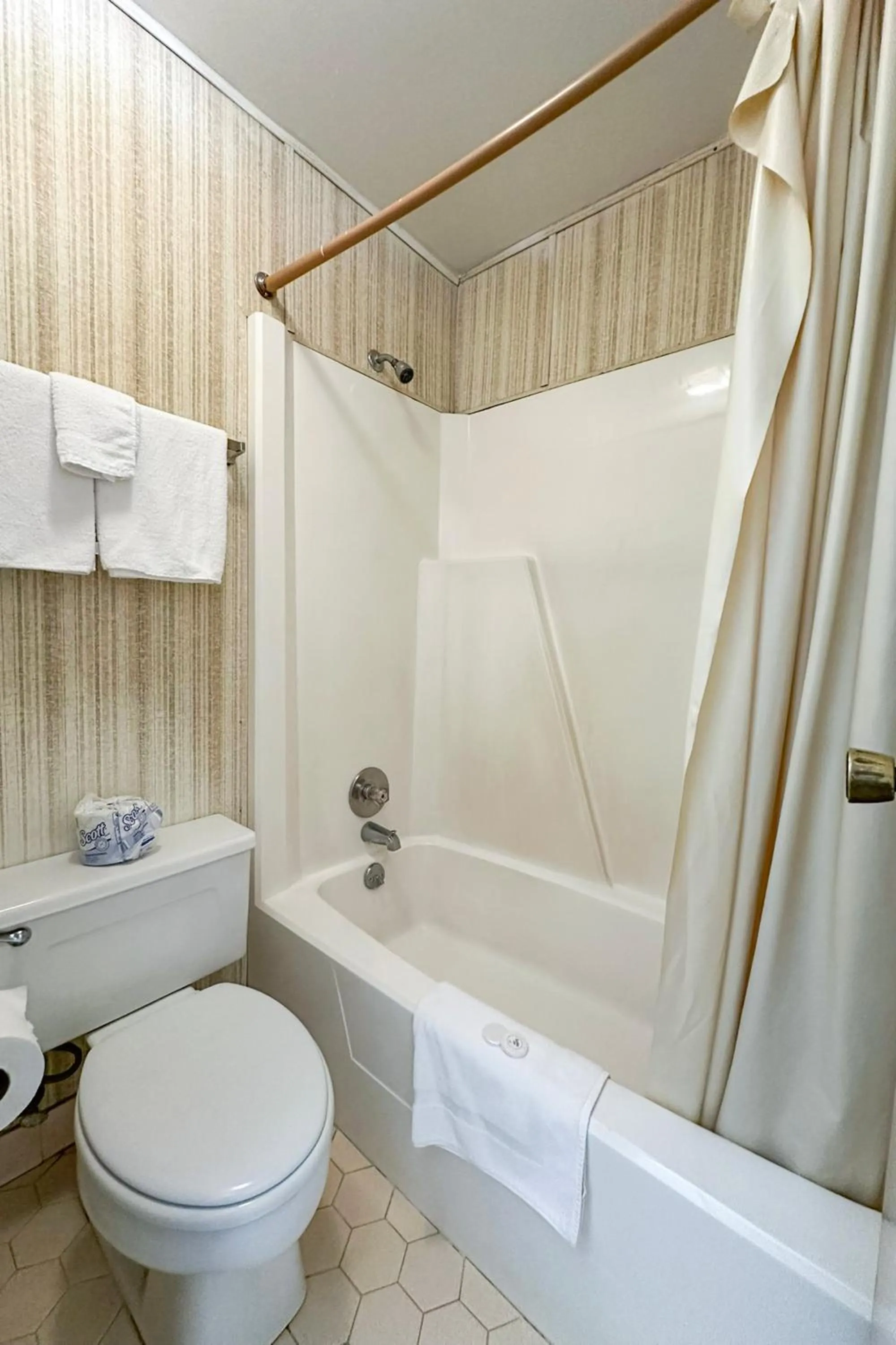 Bathroom in Louisville Inn by OYO Louisville Municipal Airport