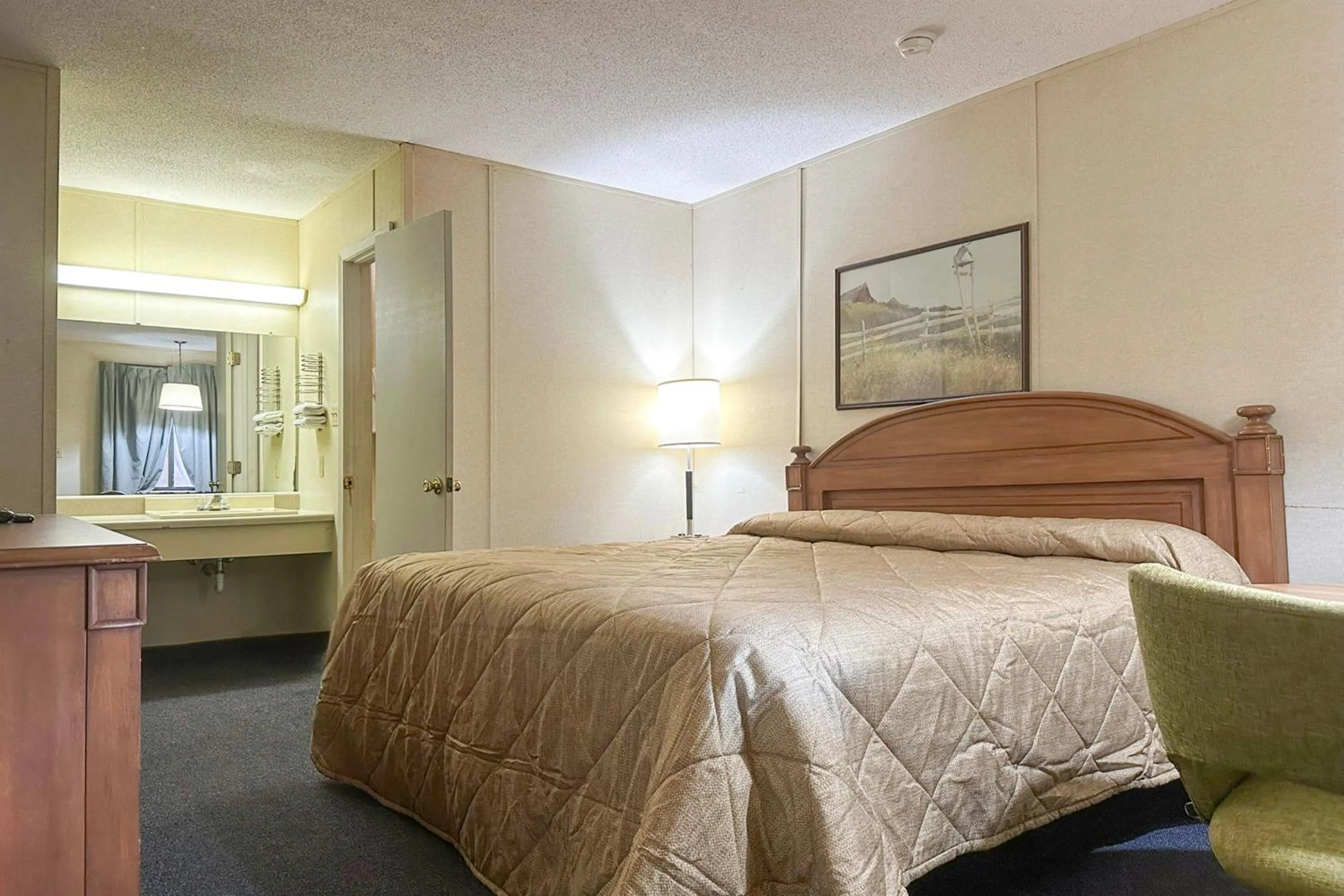 Bedroom, Bed in Louisville Inn by OYO Louisville Municipal Airport