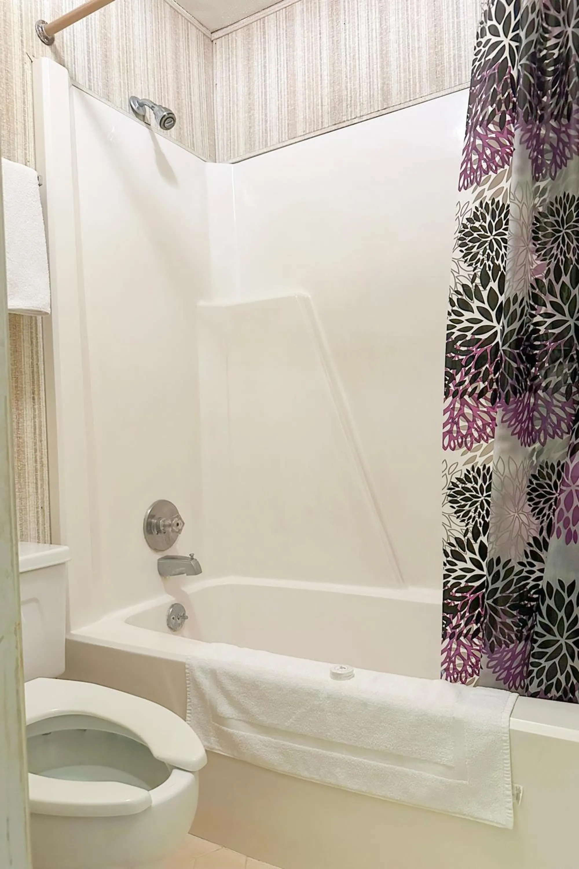 Bathroom in Louisville Inn by OYO Louisville Municipal Airport