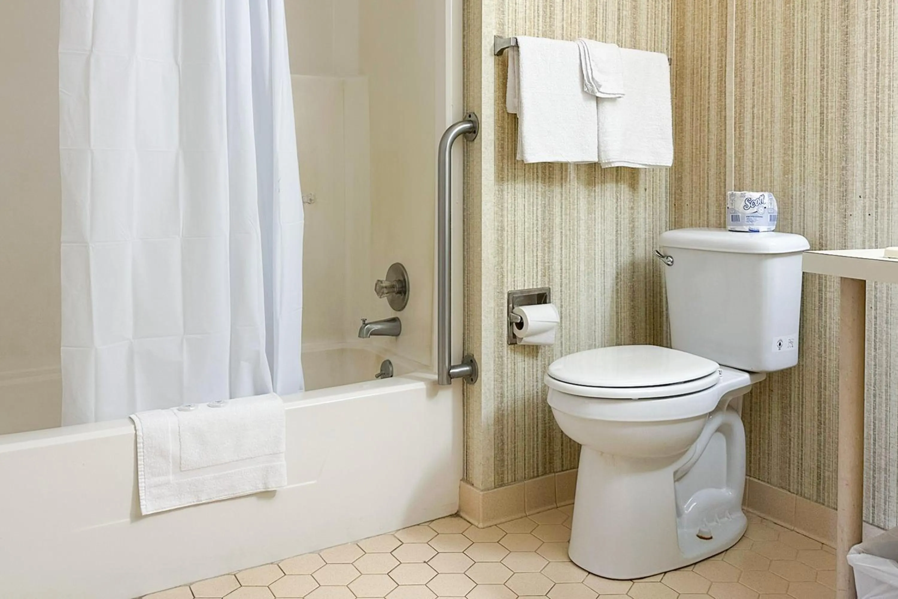 Bathroom in Louisville Inn by OYO Louisville Municipal Airport