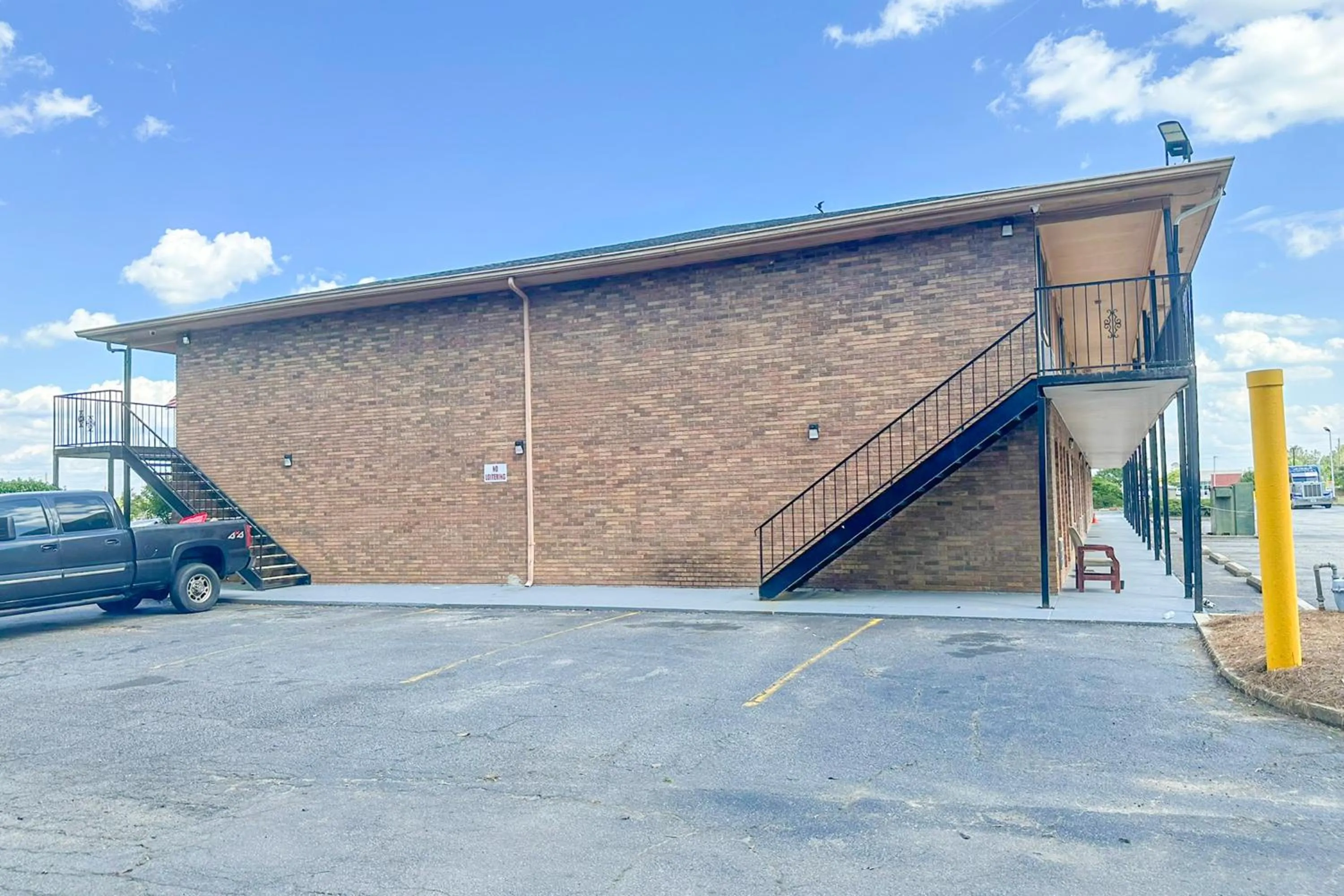 Property building in Louisville Inn by OYO Louisville Municipal Airport