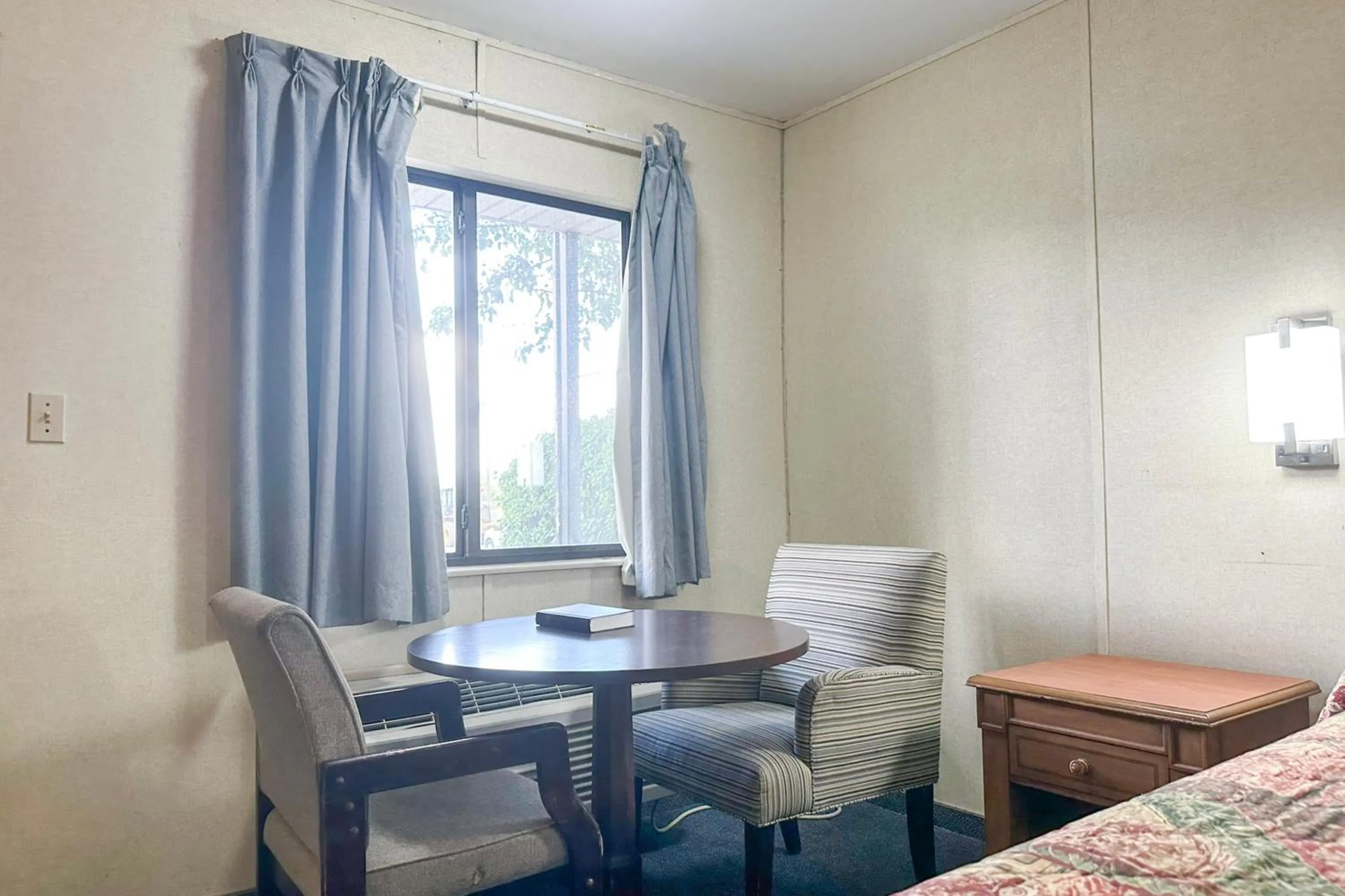 Bedroom, Bed in Louisville Inn by OYO Louisville Municipal Airport