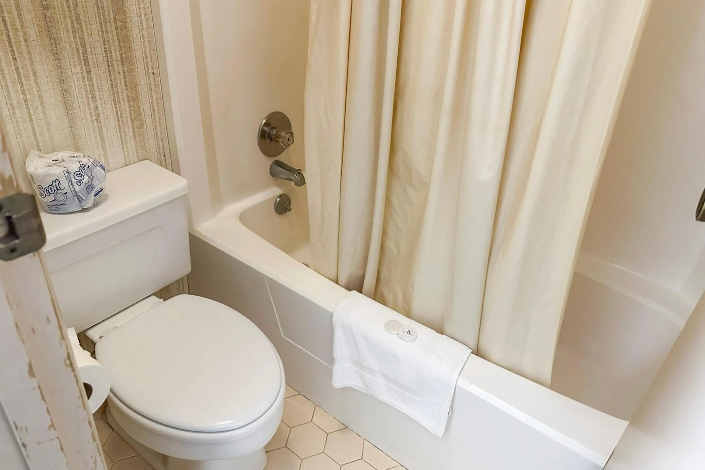 Bathroom in Louisville Inn by OYO Louisville Municipal Airport