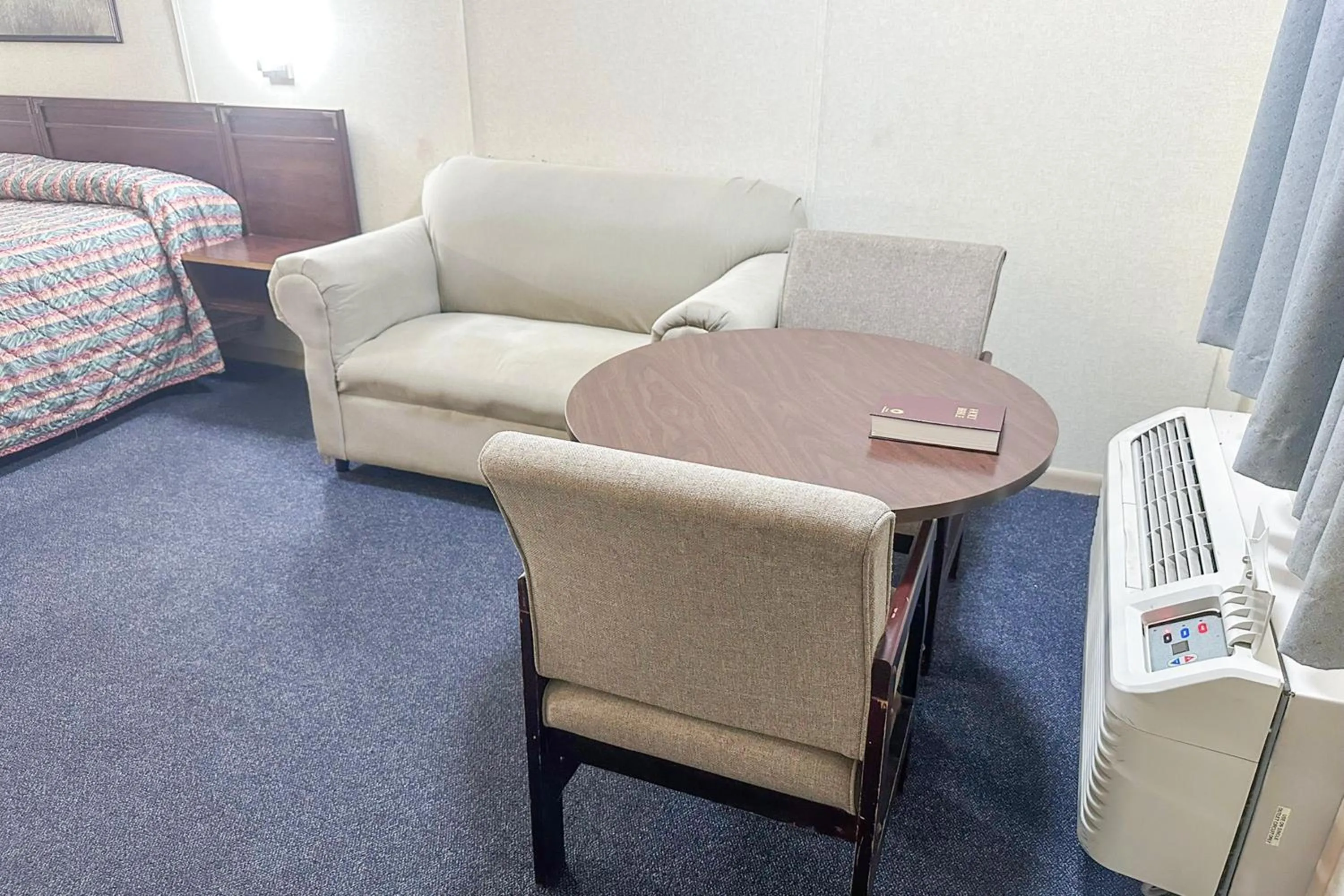 Bedroom in Louisville Inn by OYO Louisville Municipal Airport