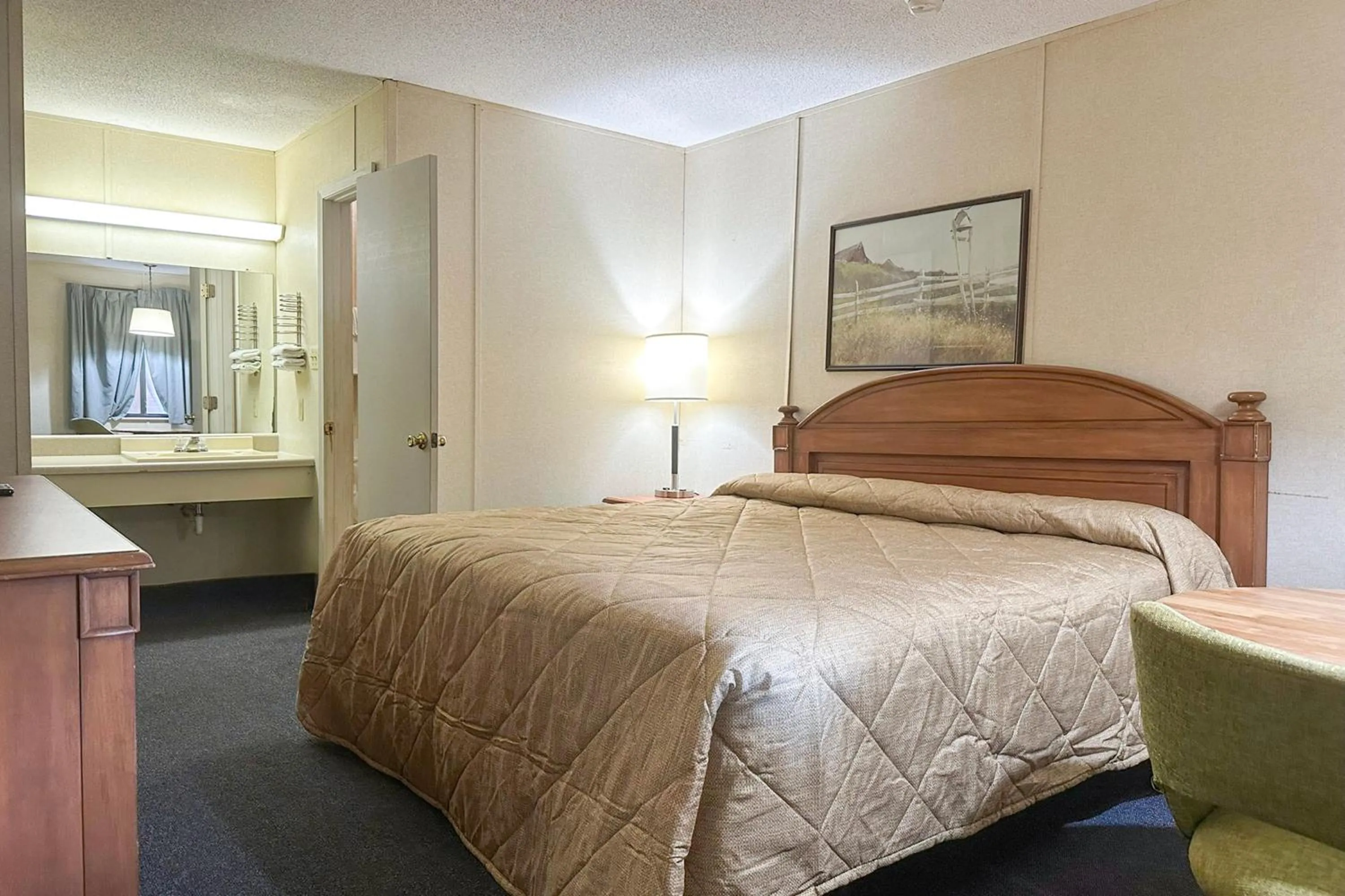 Bedroom, Bed in Louisville Inn by OYO Louisville Municipal Airport