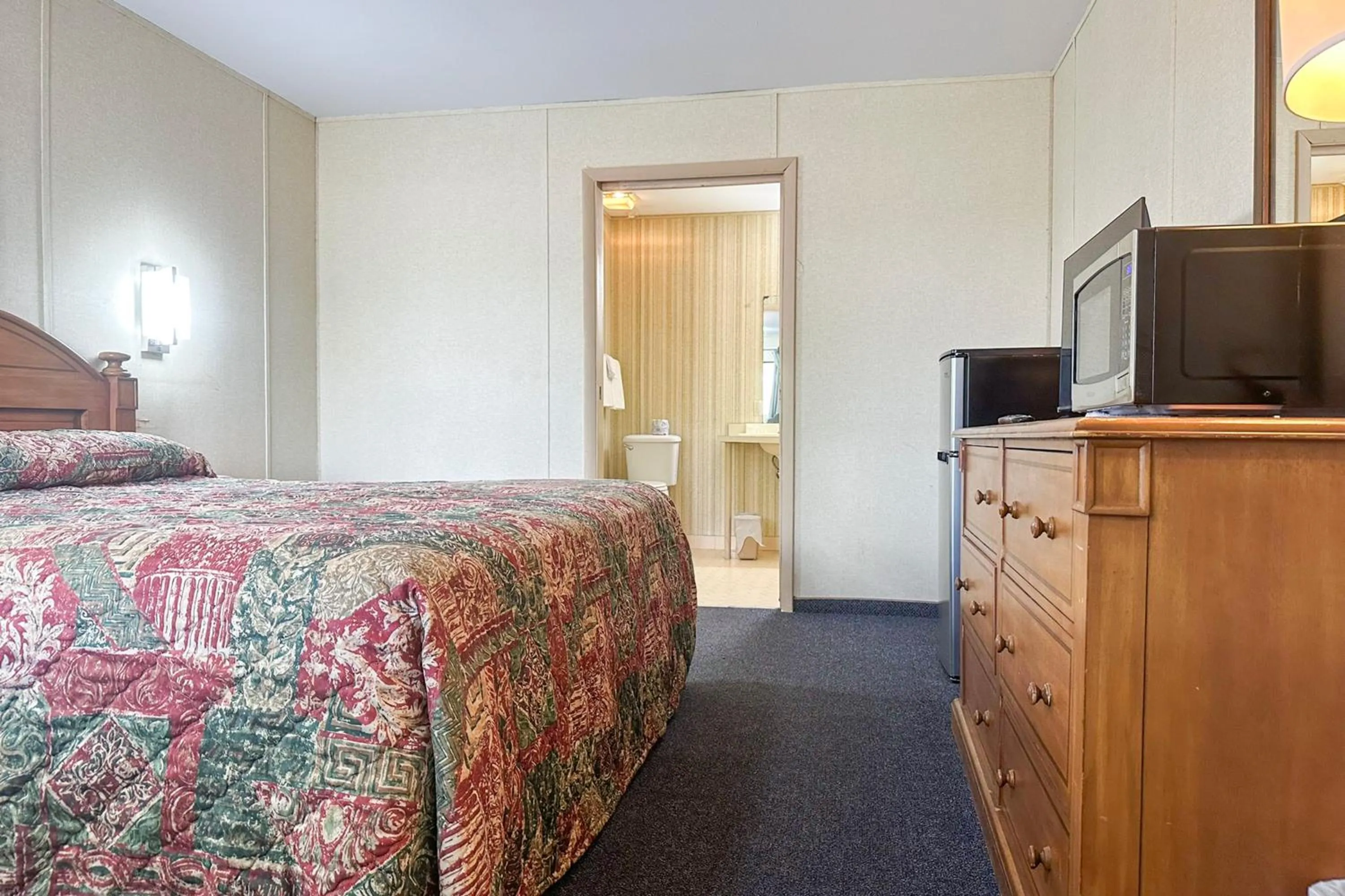 Bedroom, Bed in Louisville Inn by OYO Louisville Municipal Airport