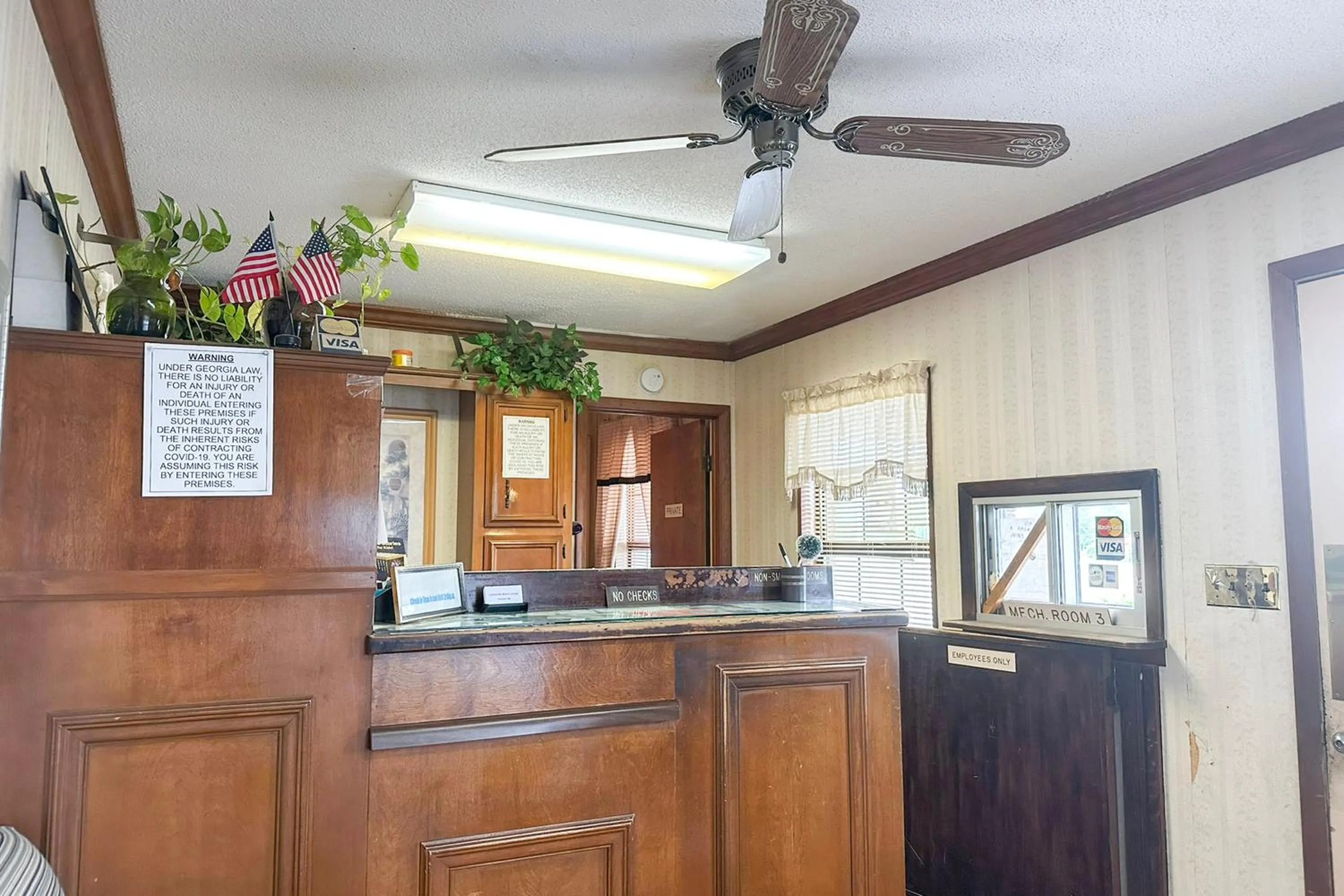 Lobby or reception in Louisville Inn by OYO Louisville Municipal Airport