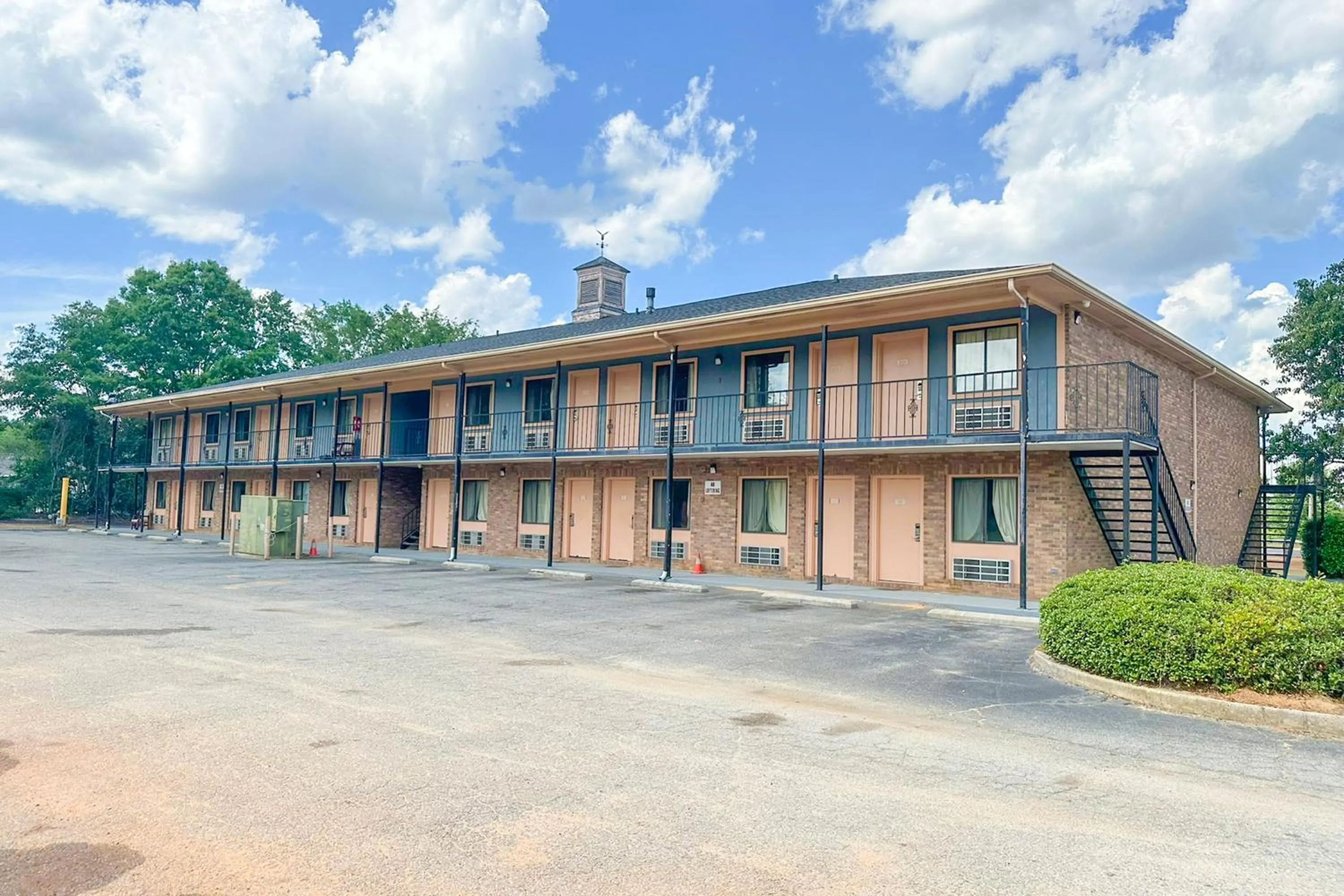 Property building in Louisville Inn by OYO Louisville Municipal Airport