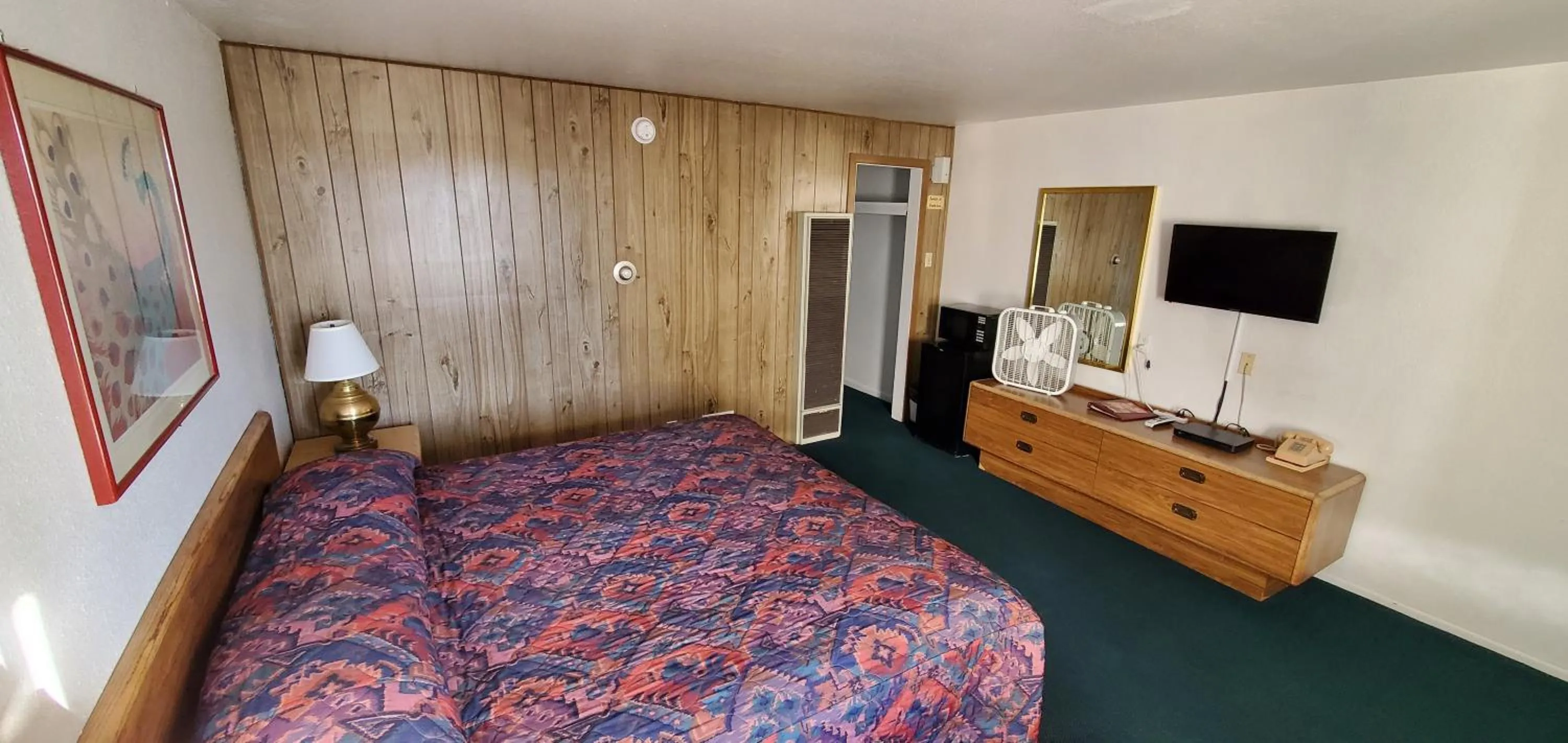 Bed in Budget Inn Motel Gallup