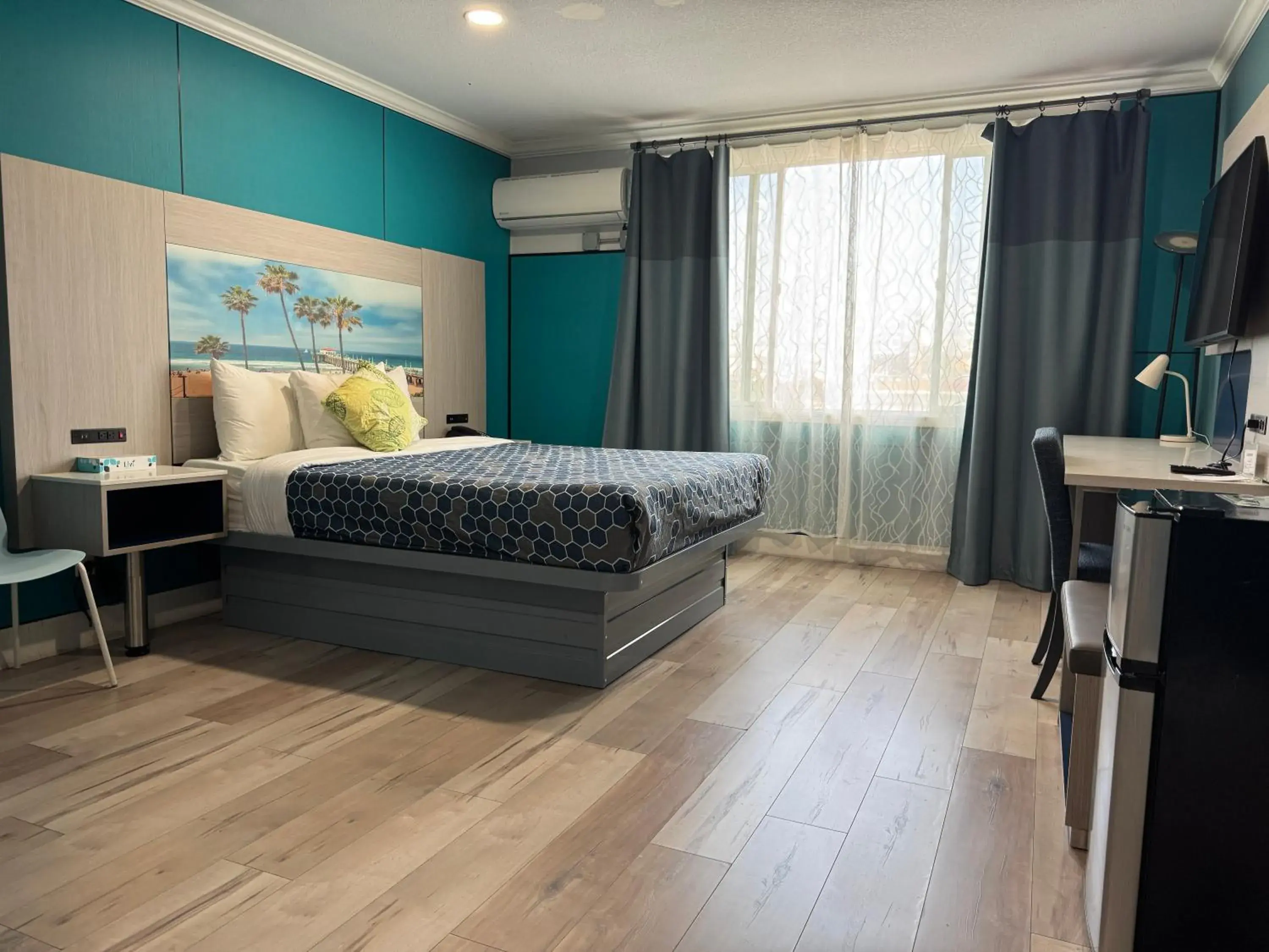 Photo of the whole room, Bed in Hometel Suites Photo of the whole room, Bed in Hometel Suites