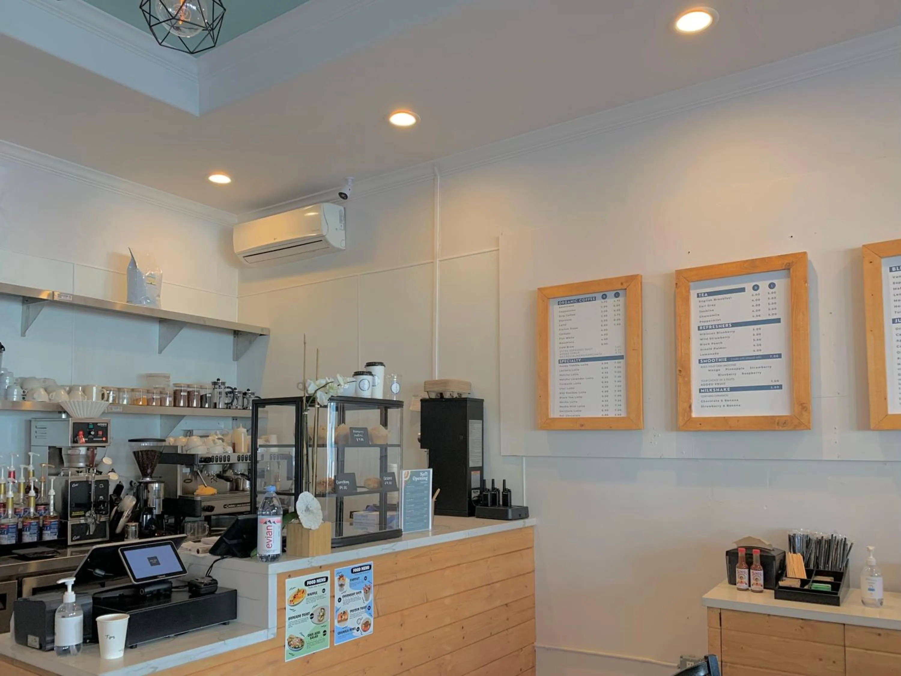 Restaurant/places to eat in Hometel Suites