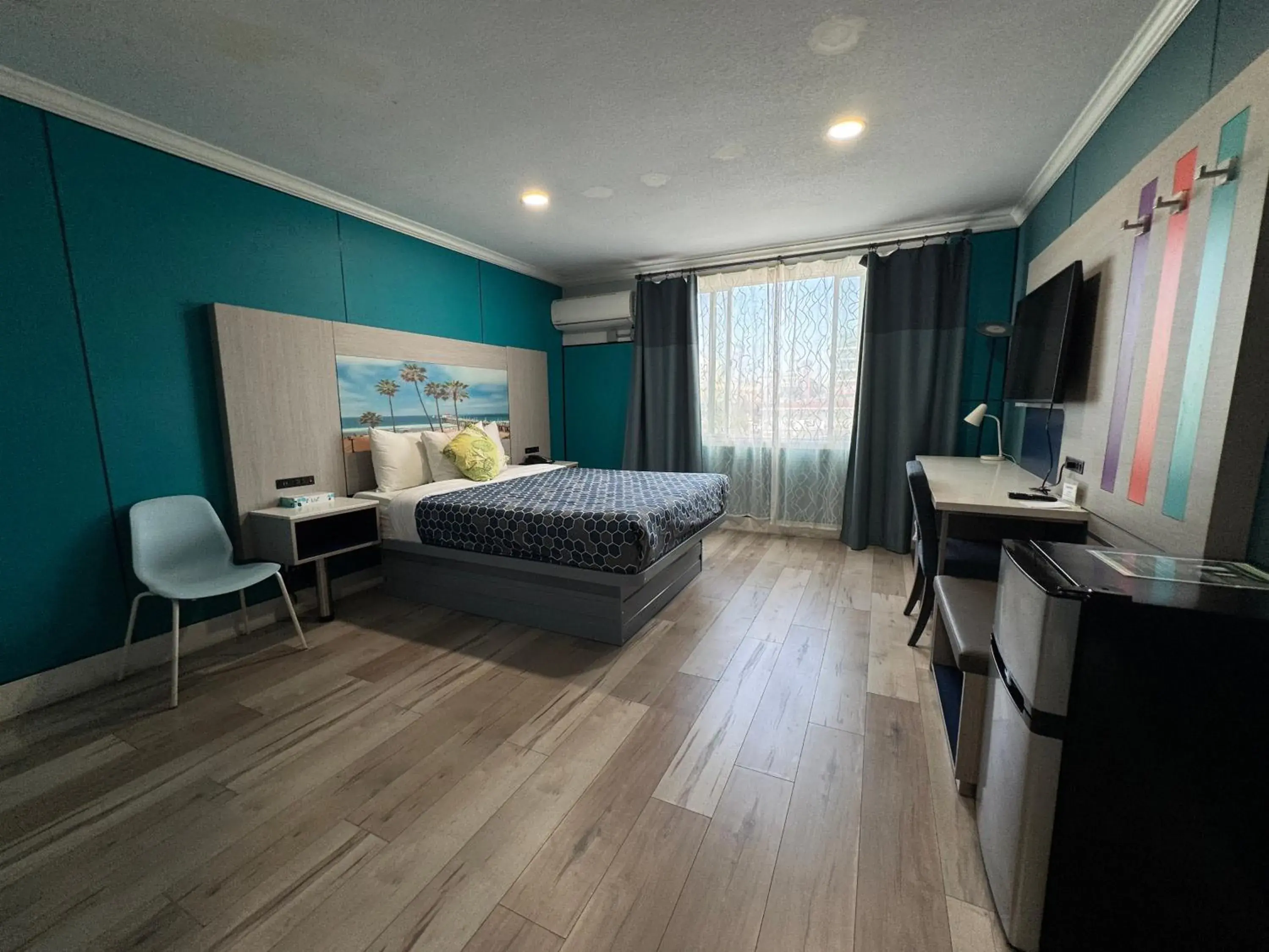 Photo of the whole room, Bed in Hometel Suites Photo of the whole room, Bed in Hometel Suites