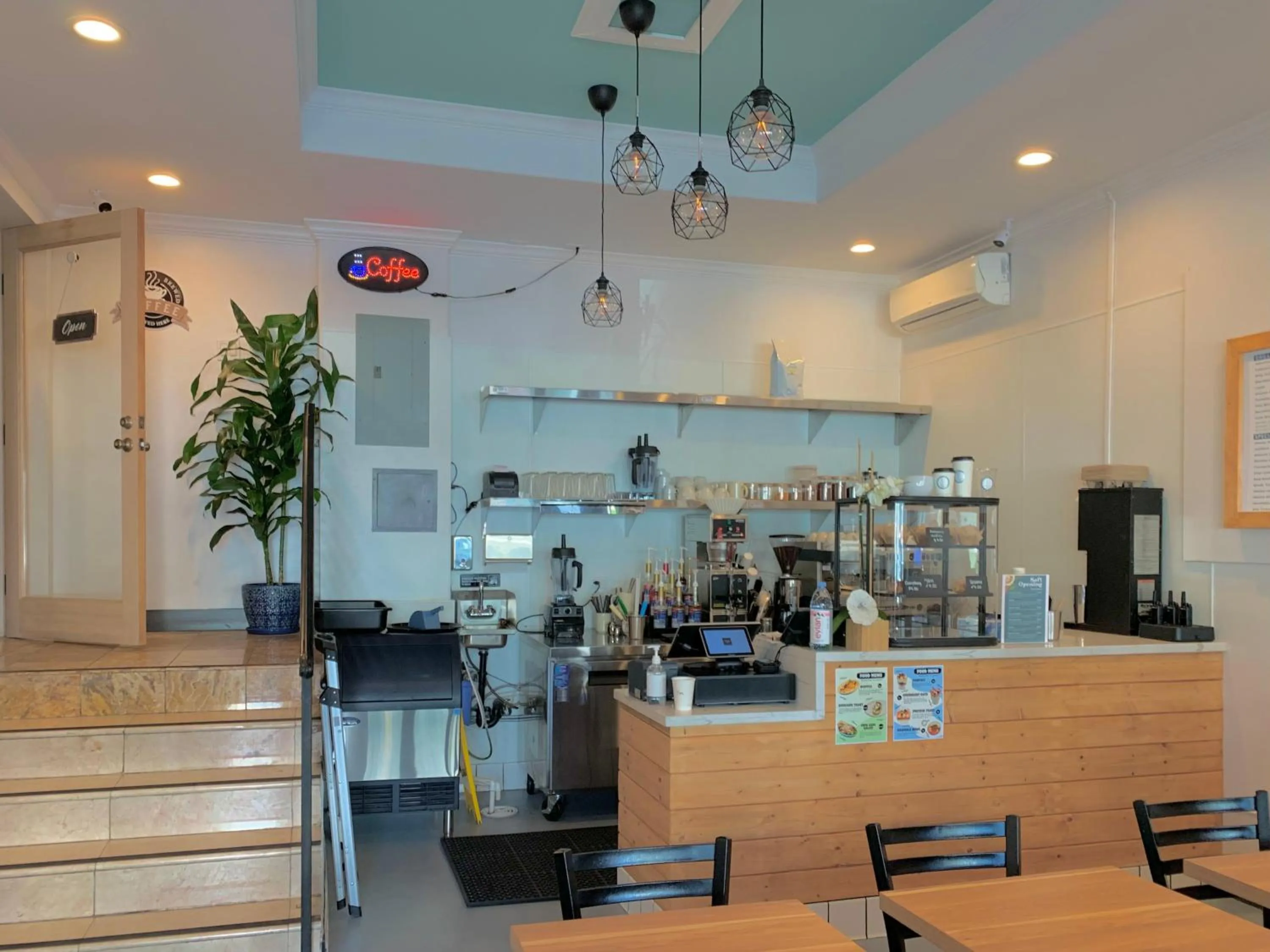 Restaurant/places to eat in Hometel Suites