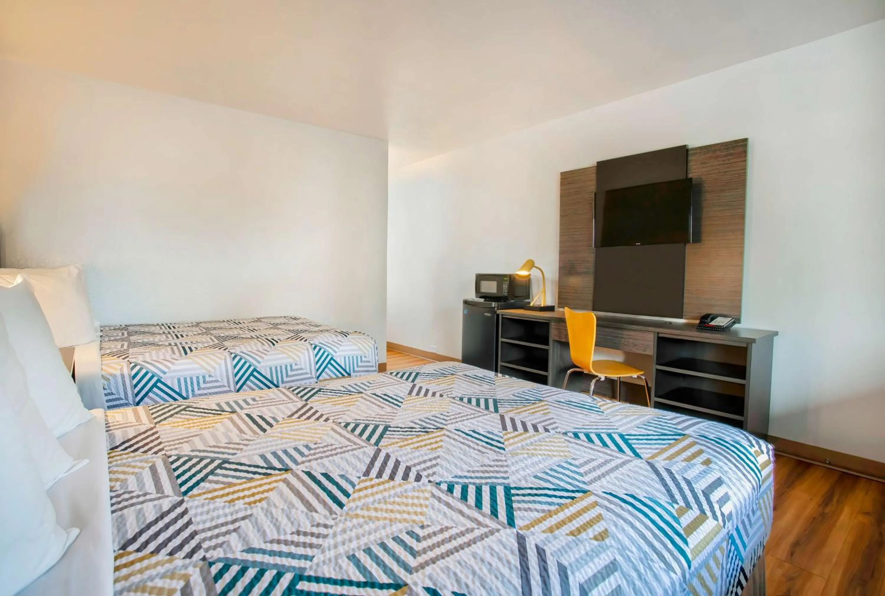 Bedroom, Bed in Motel 6-Salem, OR - Expo Center