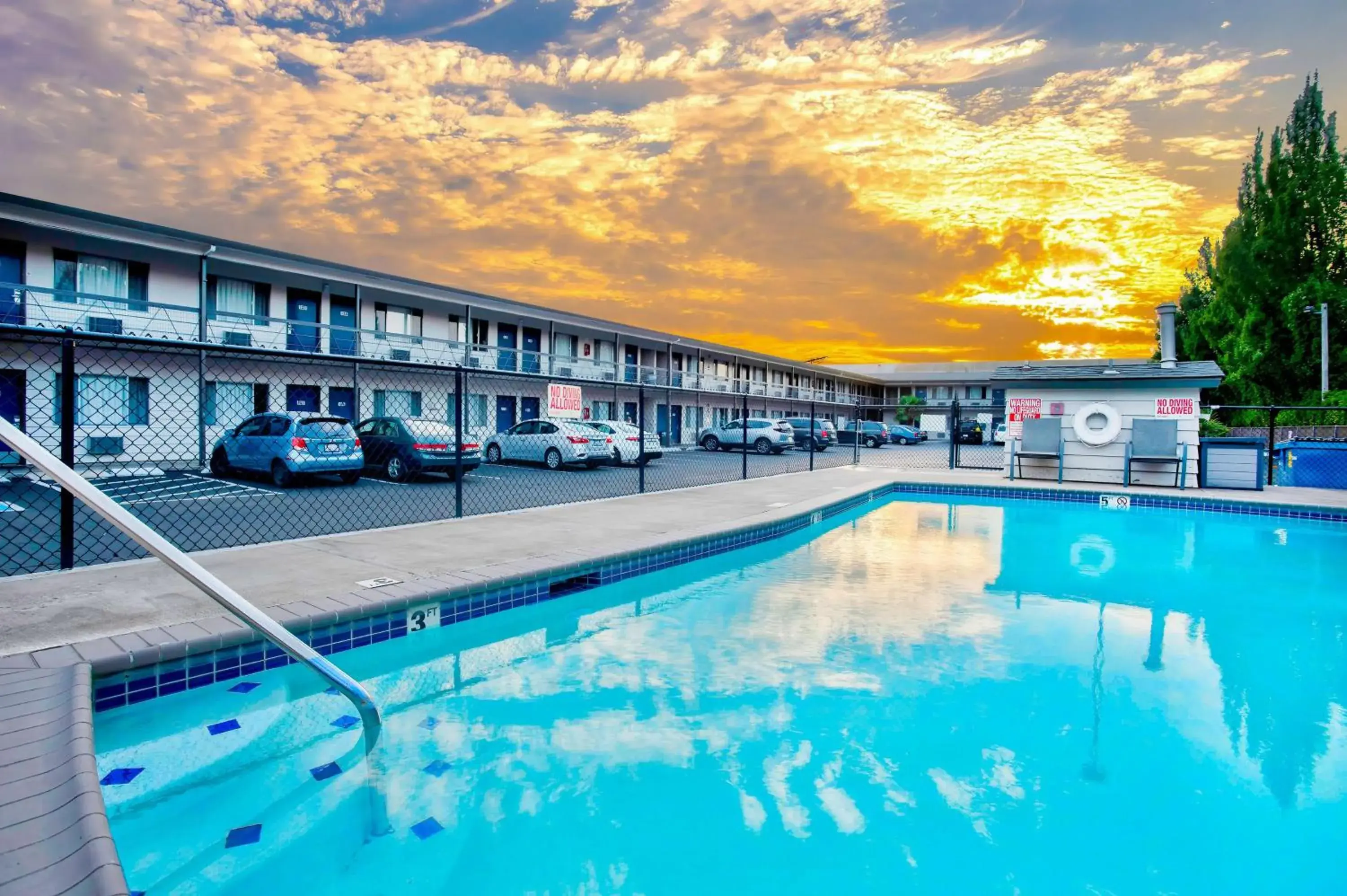 Pool view, Swimming Pool in Motel 6-Salem, OR - Expo Center