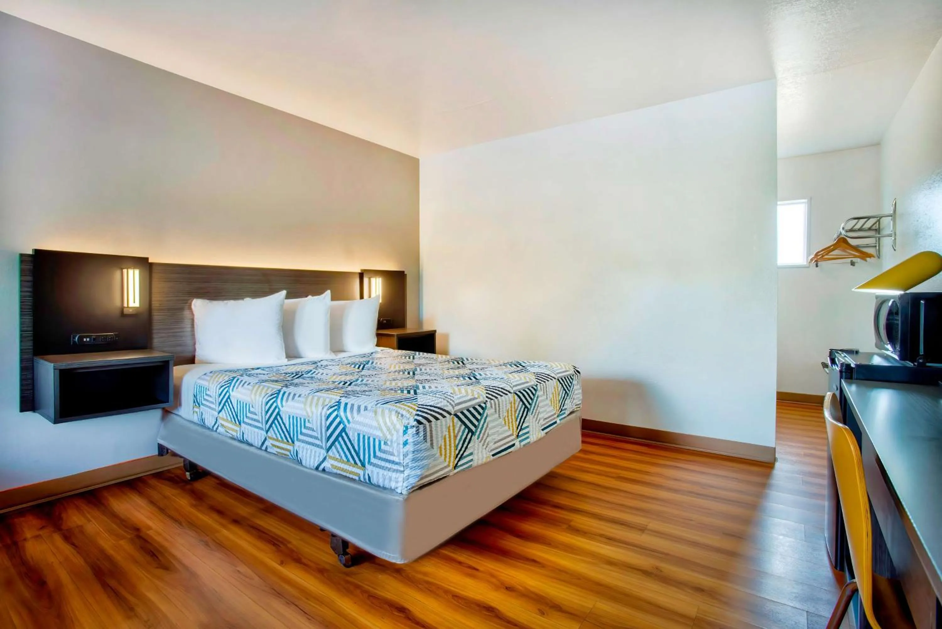 Bedroom, Bed in Motel 6-Salem, OR - Expo Center