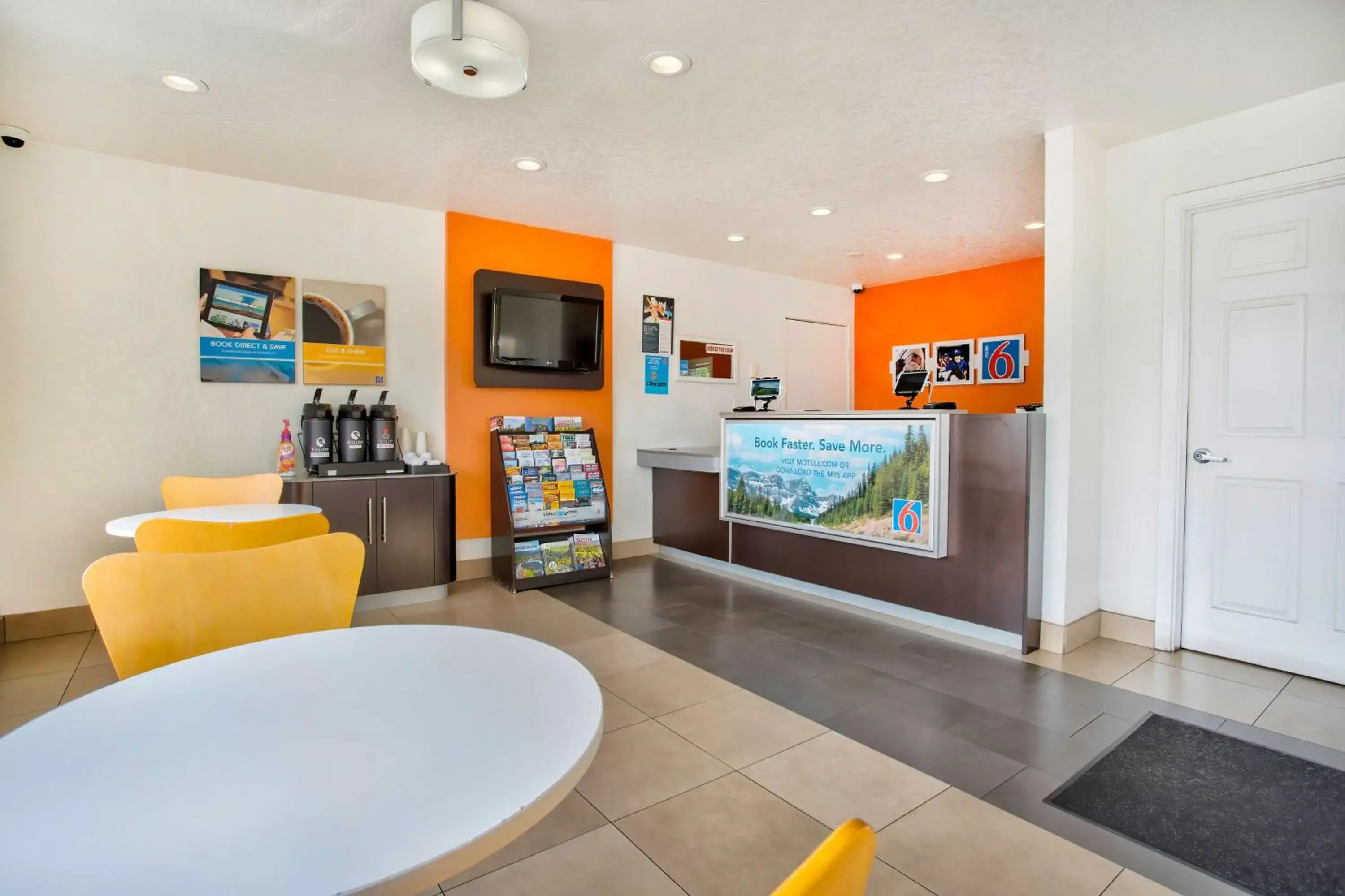 Lobby or reception in Motel 6-Salem, OR - Expo Center