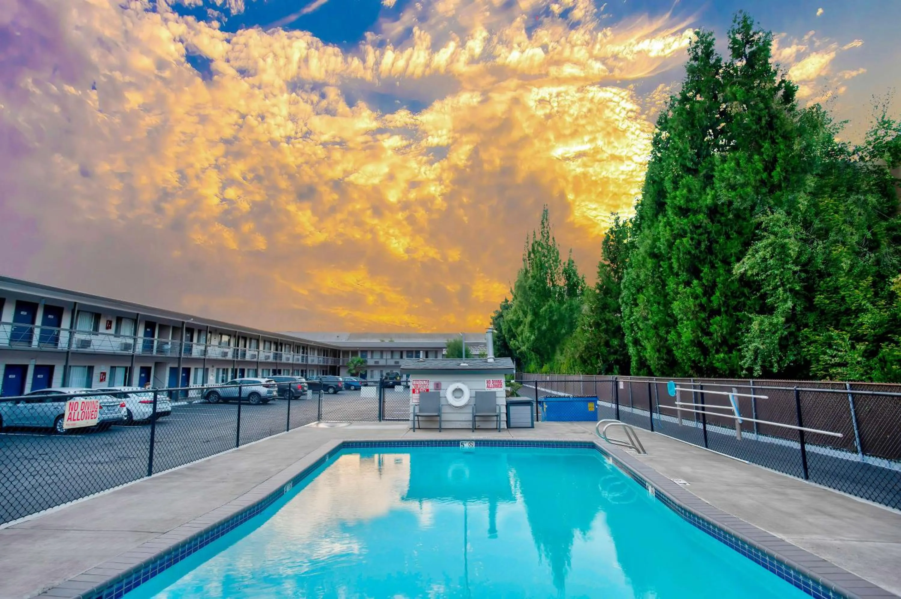 Pool view in Motel 6-Salem, OR - Expo Center